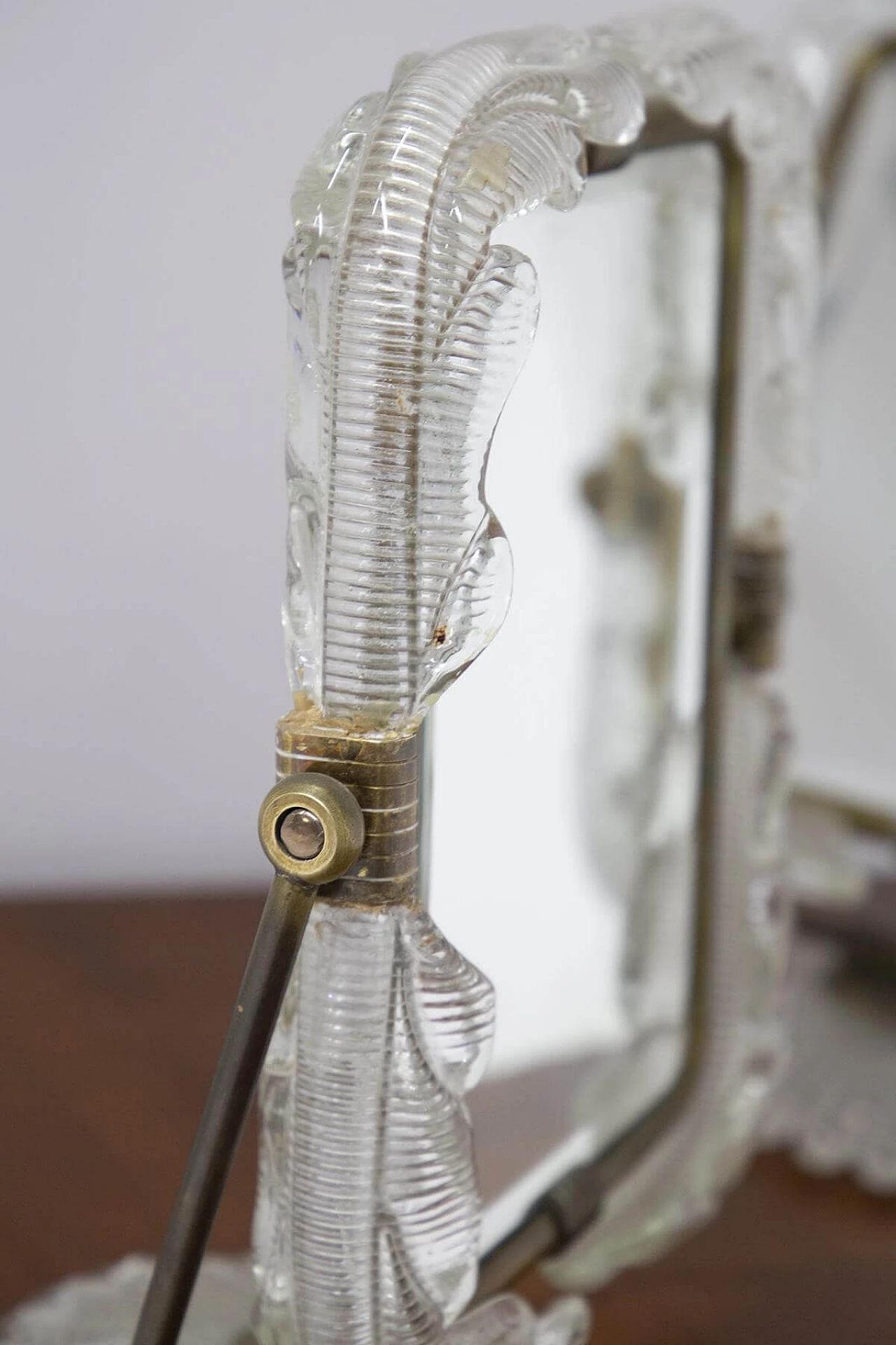 Coppia di specchi da tavolo con montatura in ottone di Barovier e Toso, anni '50 1397841