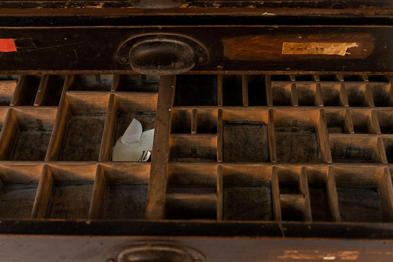 Wooden typographic chest of drawers with original mark, 20th century 1397890