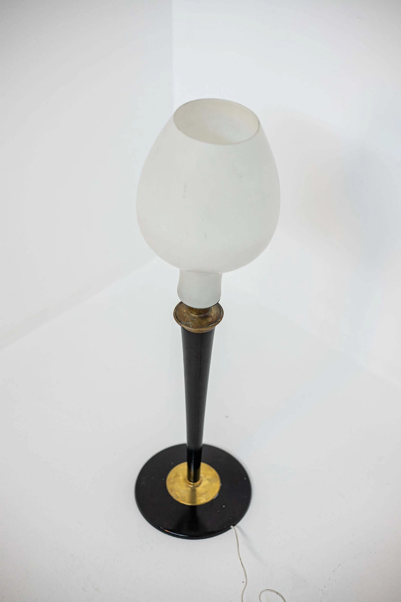 Lampada da tavolo in vetro opalino con struttura in legno e ottone, anni '50 1400574