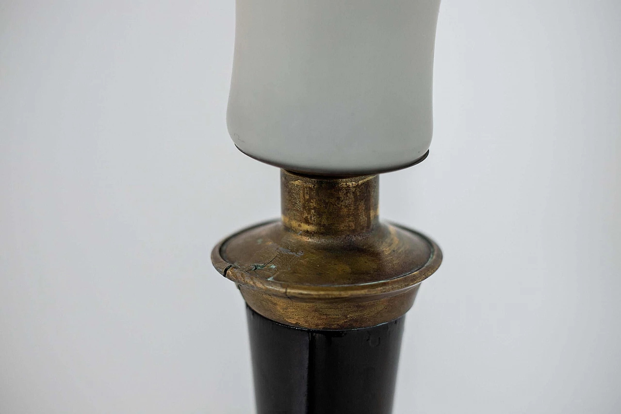 Lampada da tavolo in vetro opalino con struttura in legno e ottone, anni '50 1400576