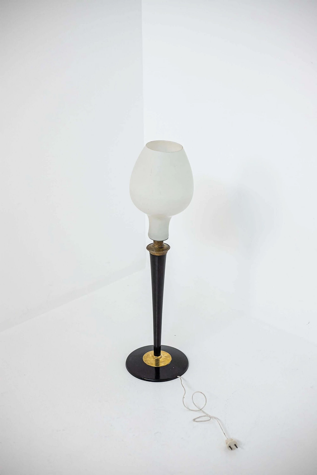 Lampada da tavolo in vetro opalino con struttura in legno e ottone, anni '50 1400579