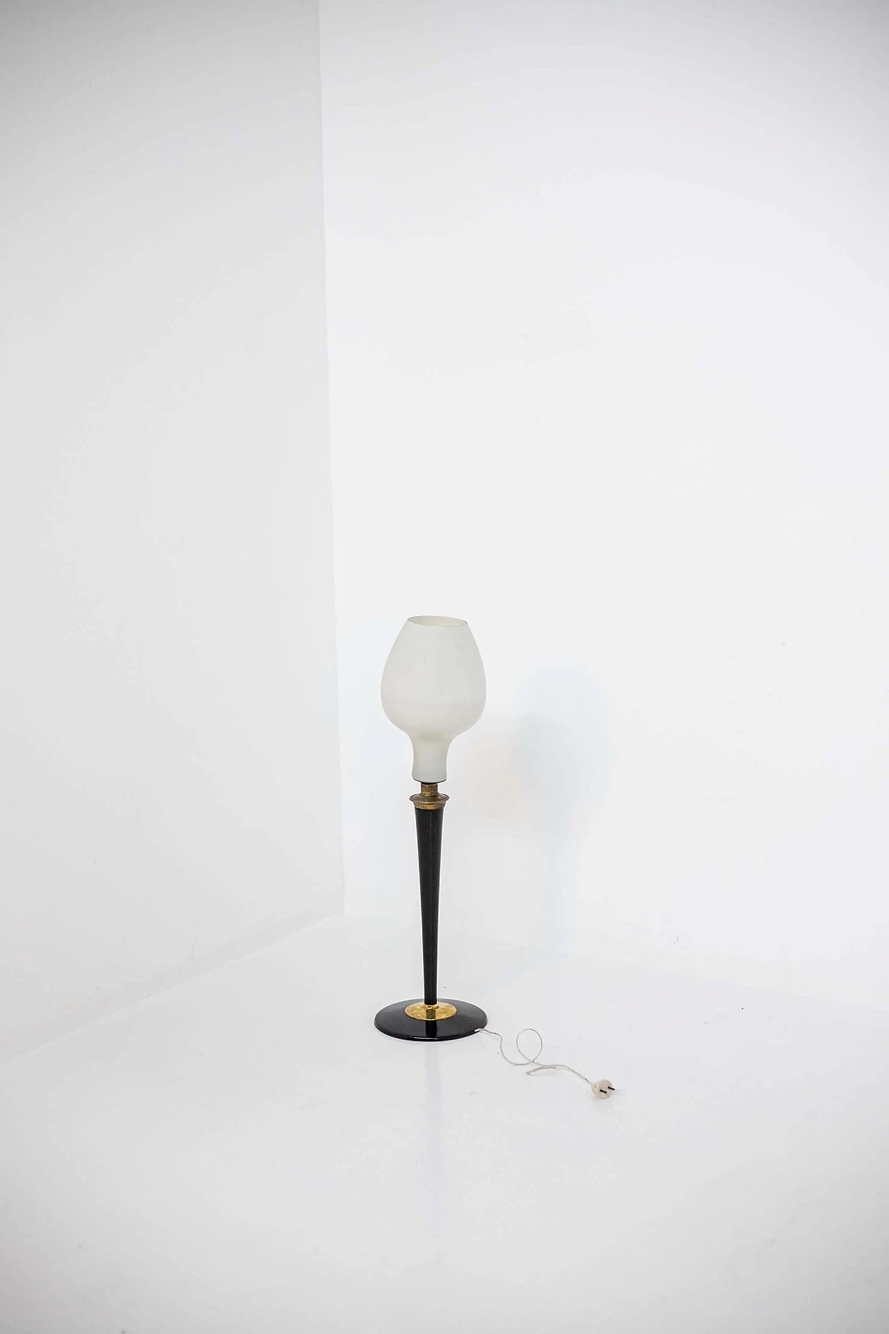 Lampada da tavolo in vetro opalino con struttura in legno e ottone, anni '50 1400580