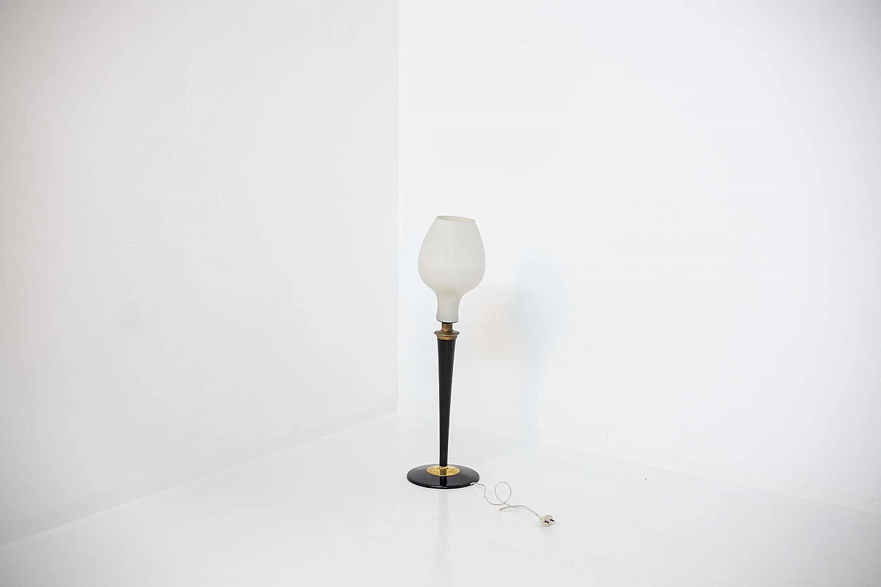 Lampada da tavolo in vetro opalino con struttura in legno e ottone, anni '50 1400581