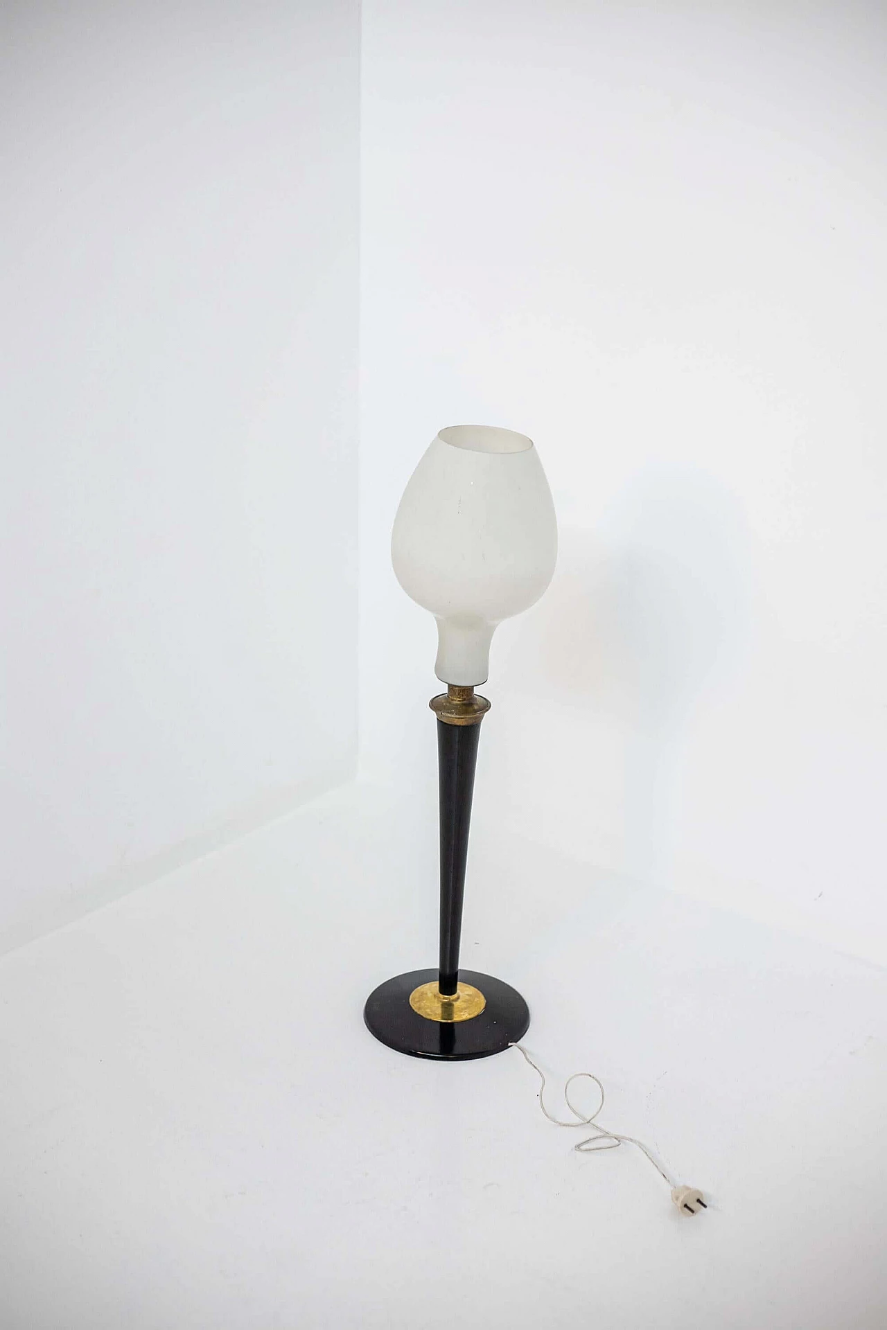 Lampada da tavolo in vetro opalino con struttura in legno e ottone, anni '50 1400582