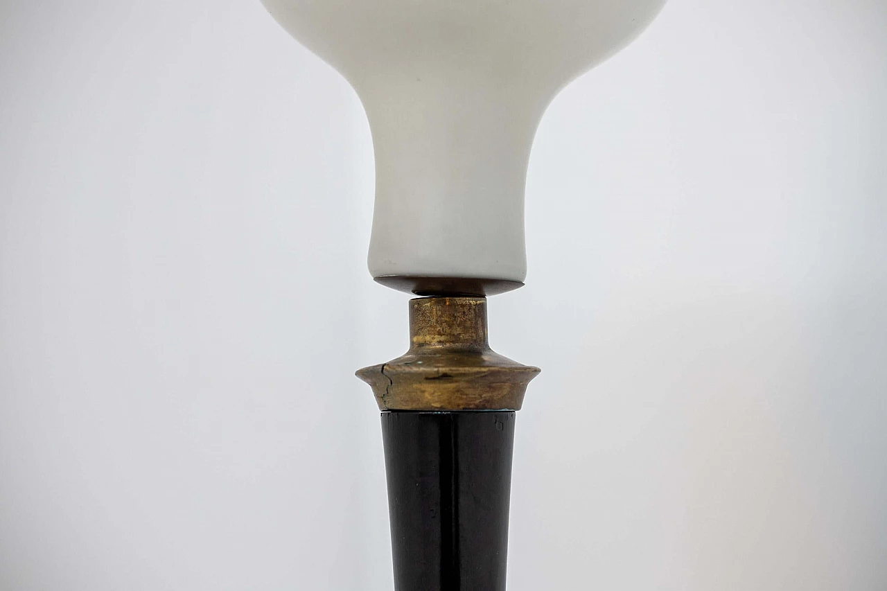 Lampada da tavolo in vetro opalino con struttura in legno e ottone, anni '50 1400584