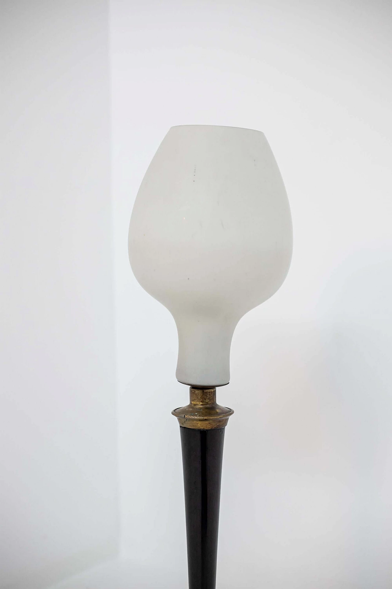 Lampada da tavolo in vetro opalino con struttura in legno e ottone, anni '50 1400585