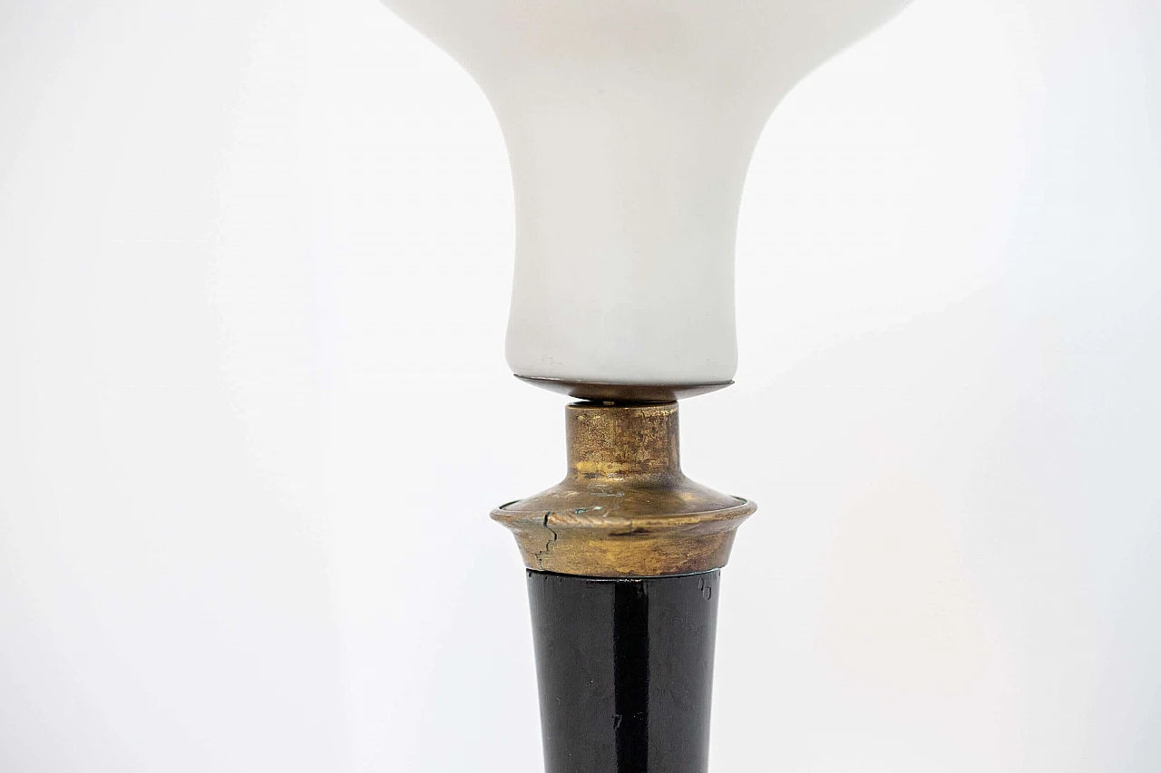 Lampada da tavolo in vetro opalino con struttura in legno e ottone, anni '50 1400587