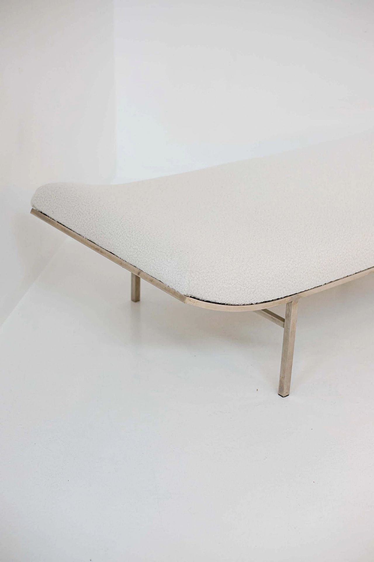 Daybed by Jules Heumann in white bouclé and steel, 1970s 1400920