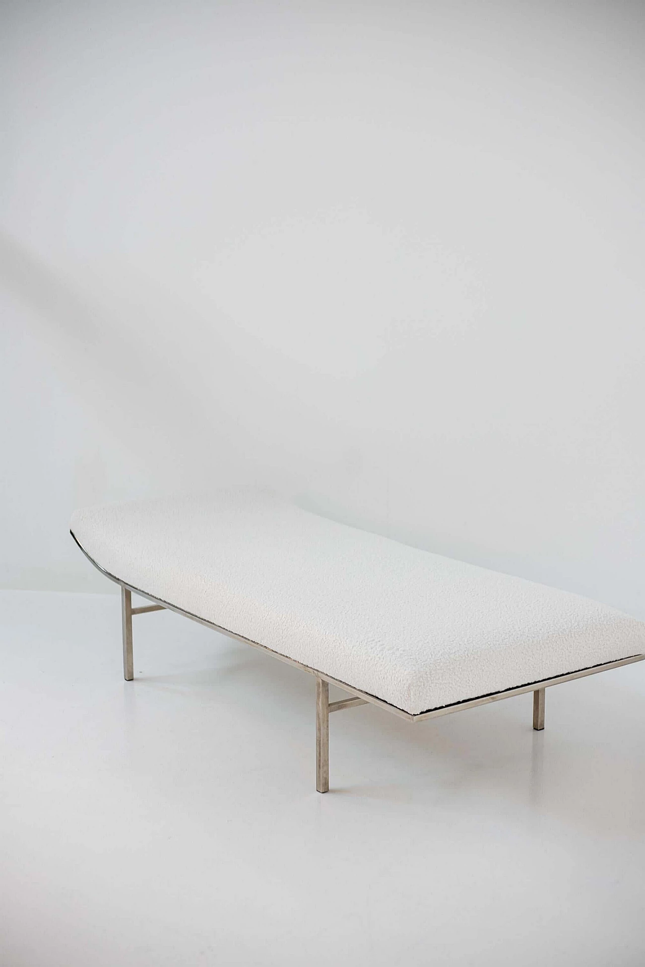 Daybed by Jules Heumann in white bouclé and steel, 1970s 1400924