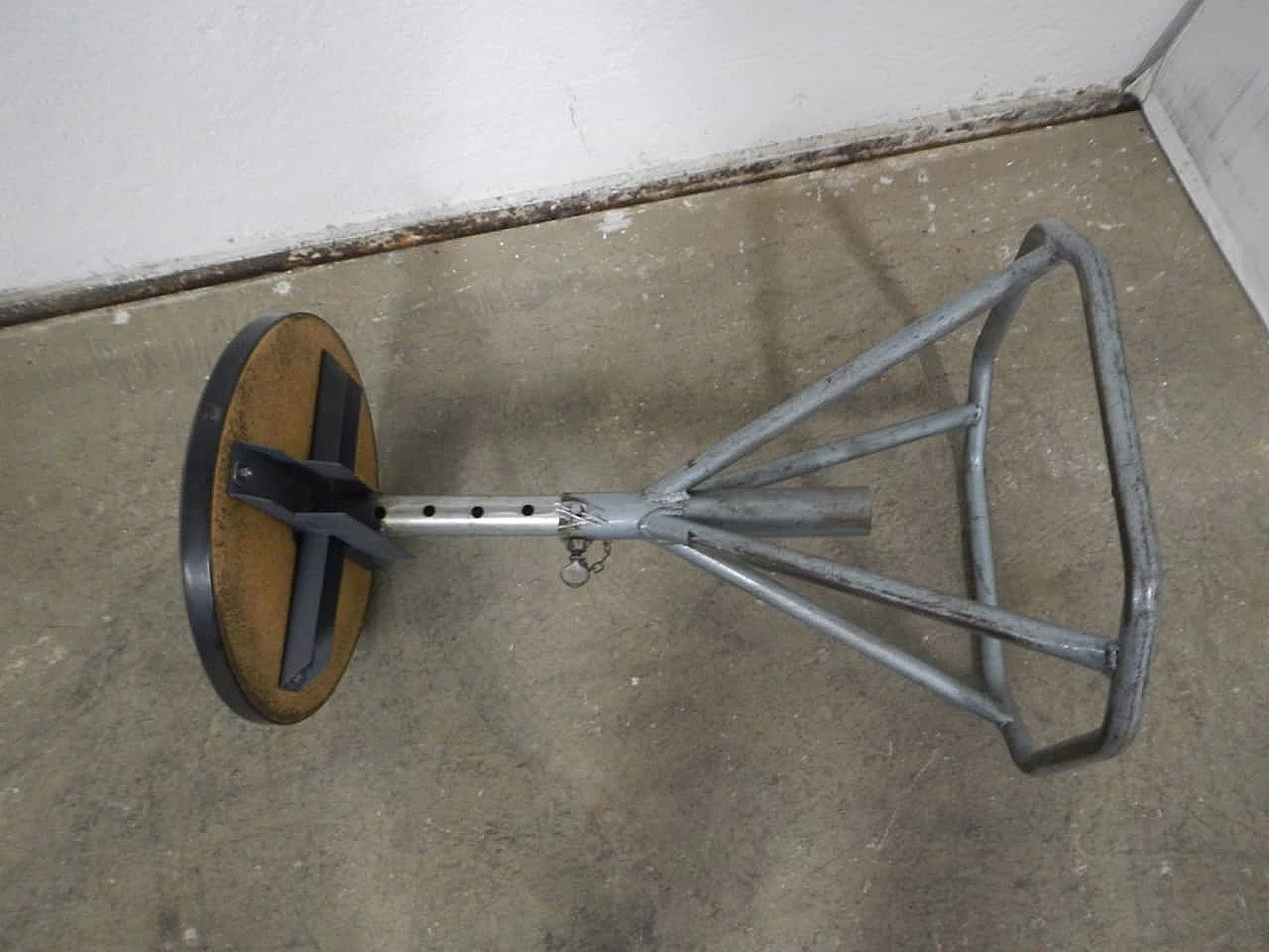 Sgabello industriale regolabile in altezza, anni '60 1402716