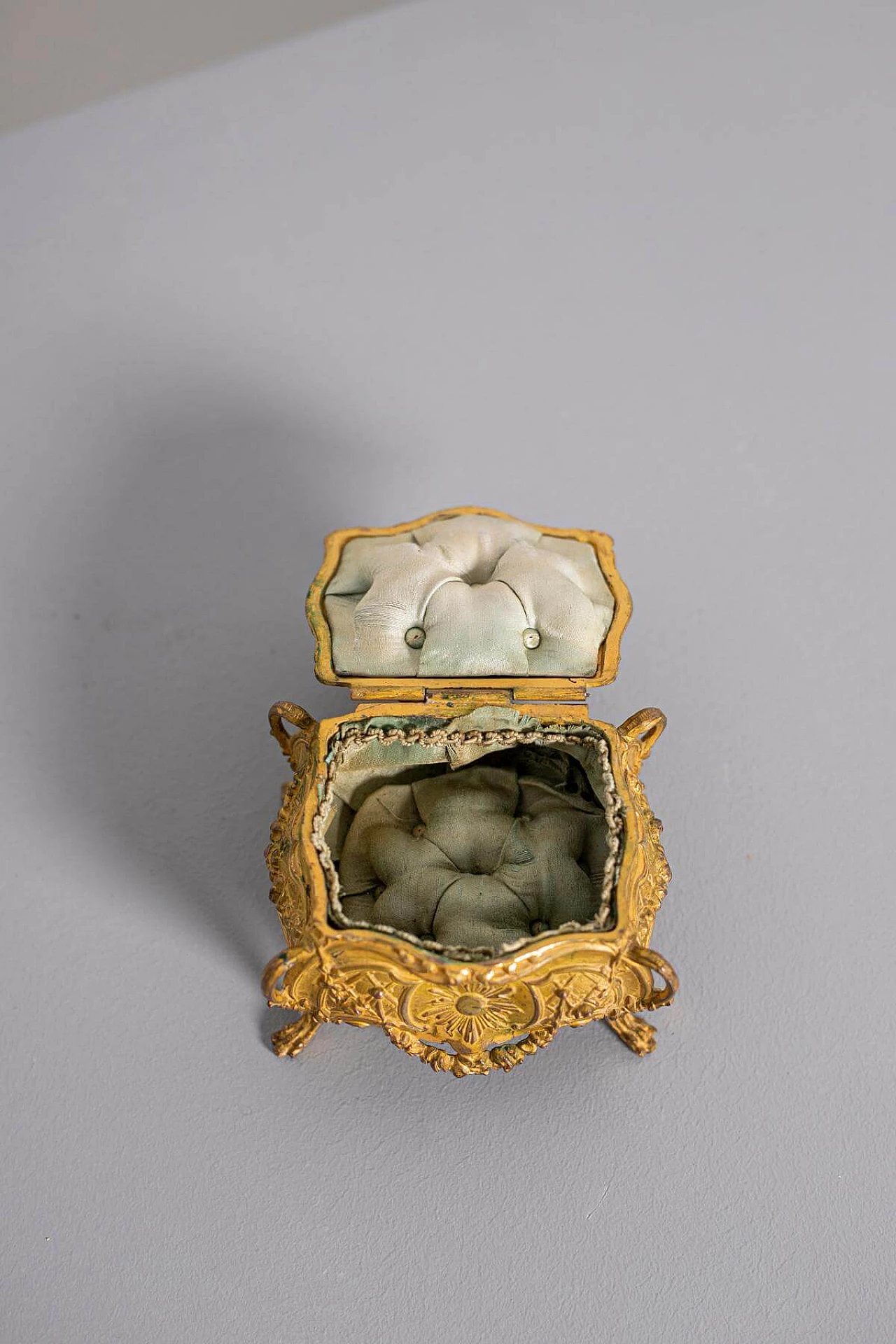 Gilded jewellery box with silk satin lining, 19th century 1403059