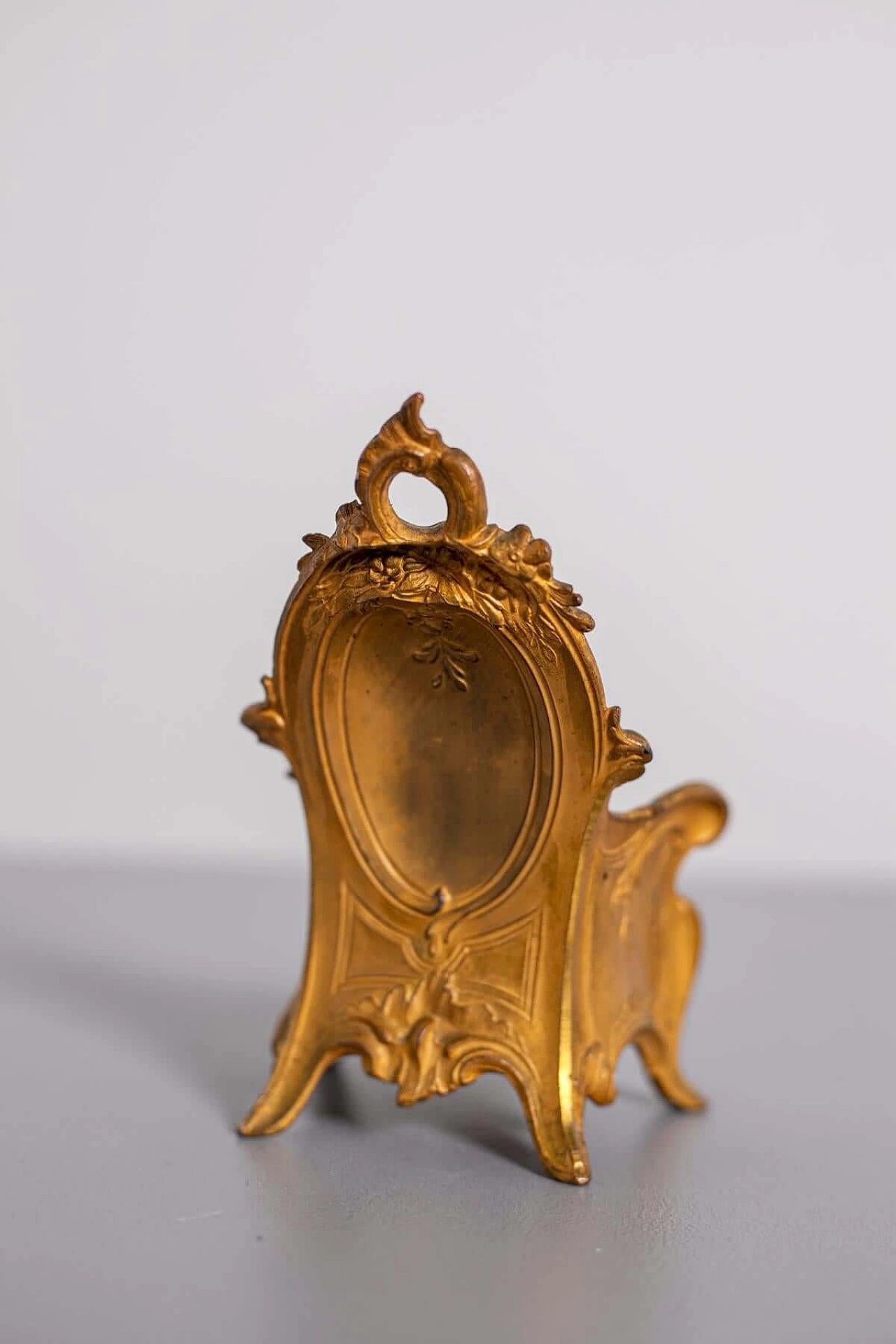 Piccolo portagioie a forma di poltrona in bronzo dorato, del '800 1403062