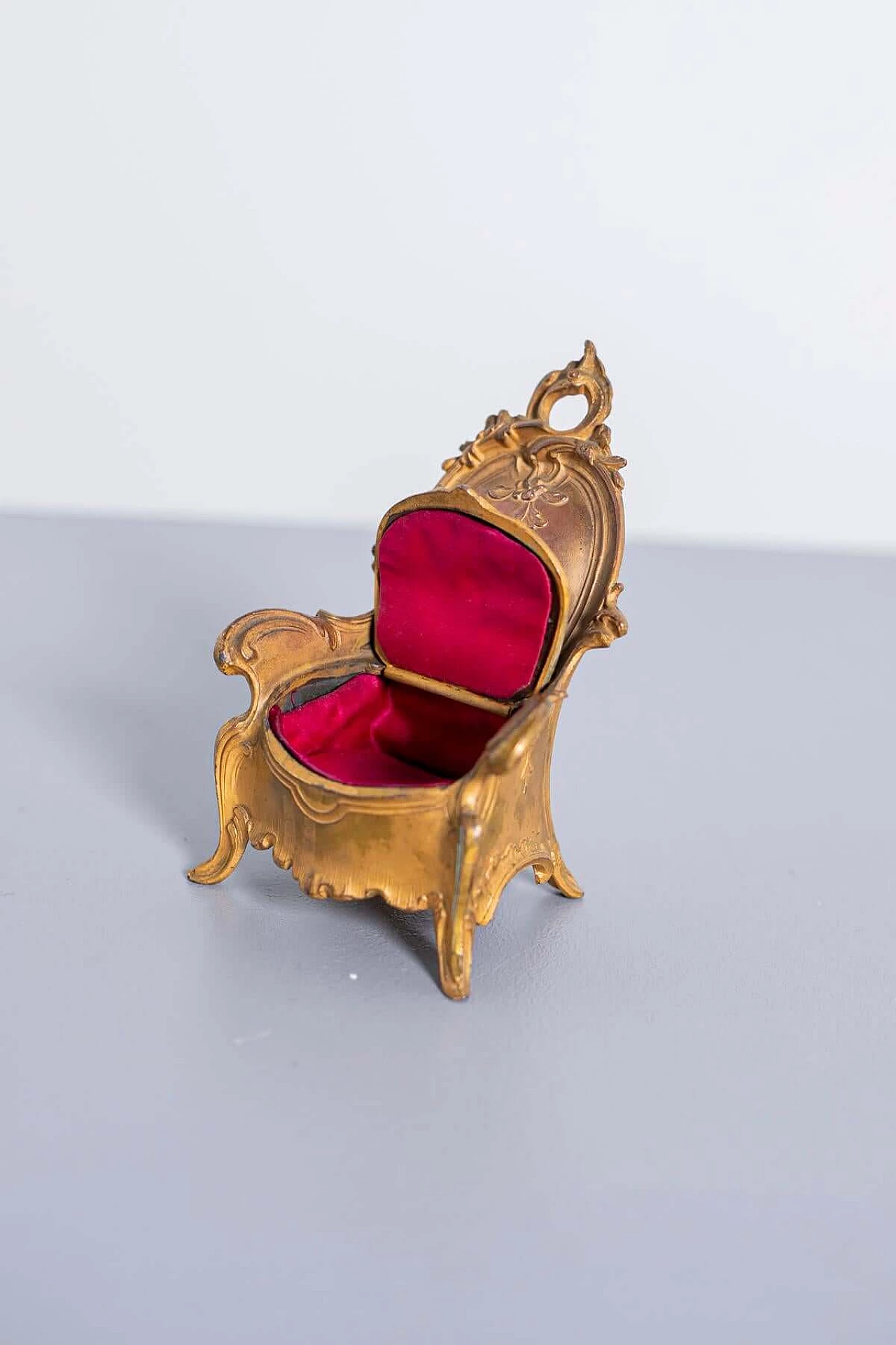 Small gilt bronze armchair-shaped jewellery box, 19th century 1403063