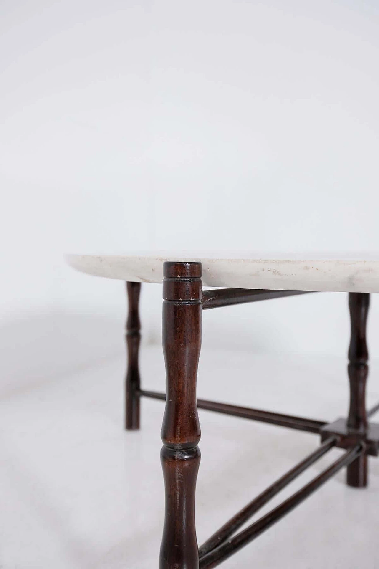 Tavolino di Giuseppe Scapinelli in legno e marmo, anni '50 1403150