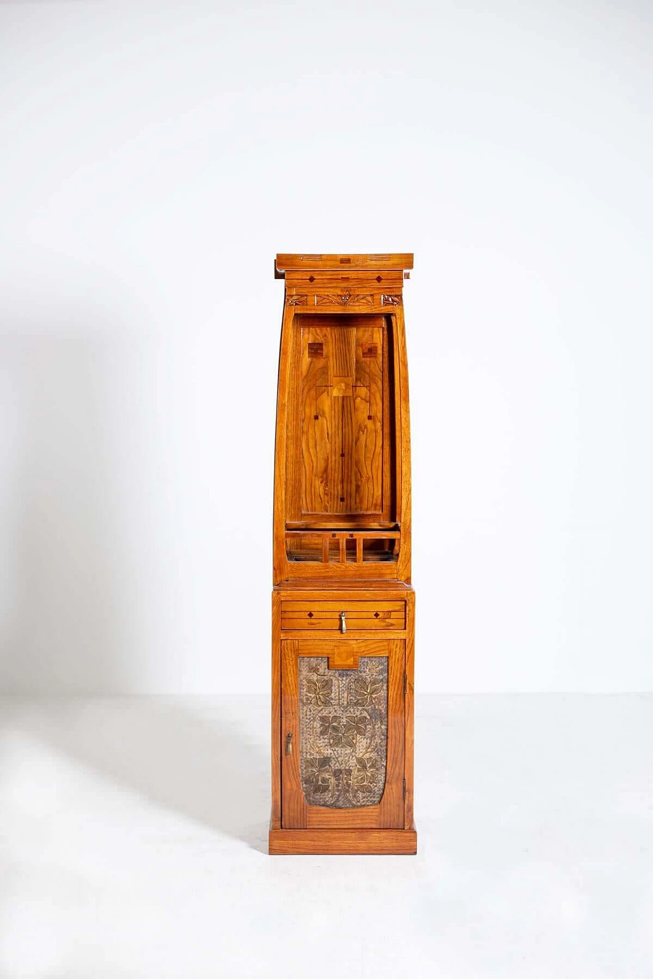 Mobile armadio in legno intagliato in stile Art Nouveau, del '900 1403423