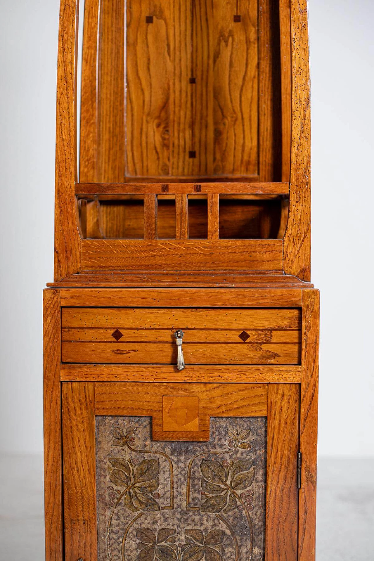 Mobile armadio in legno intagliato in stile Art Nouveau, del '900 1403424
