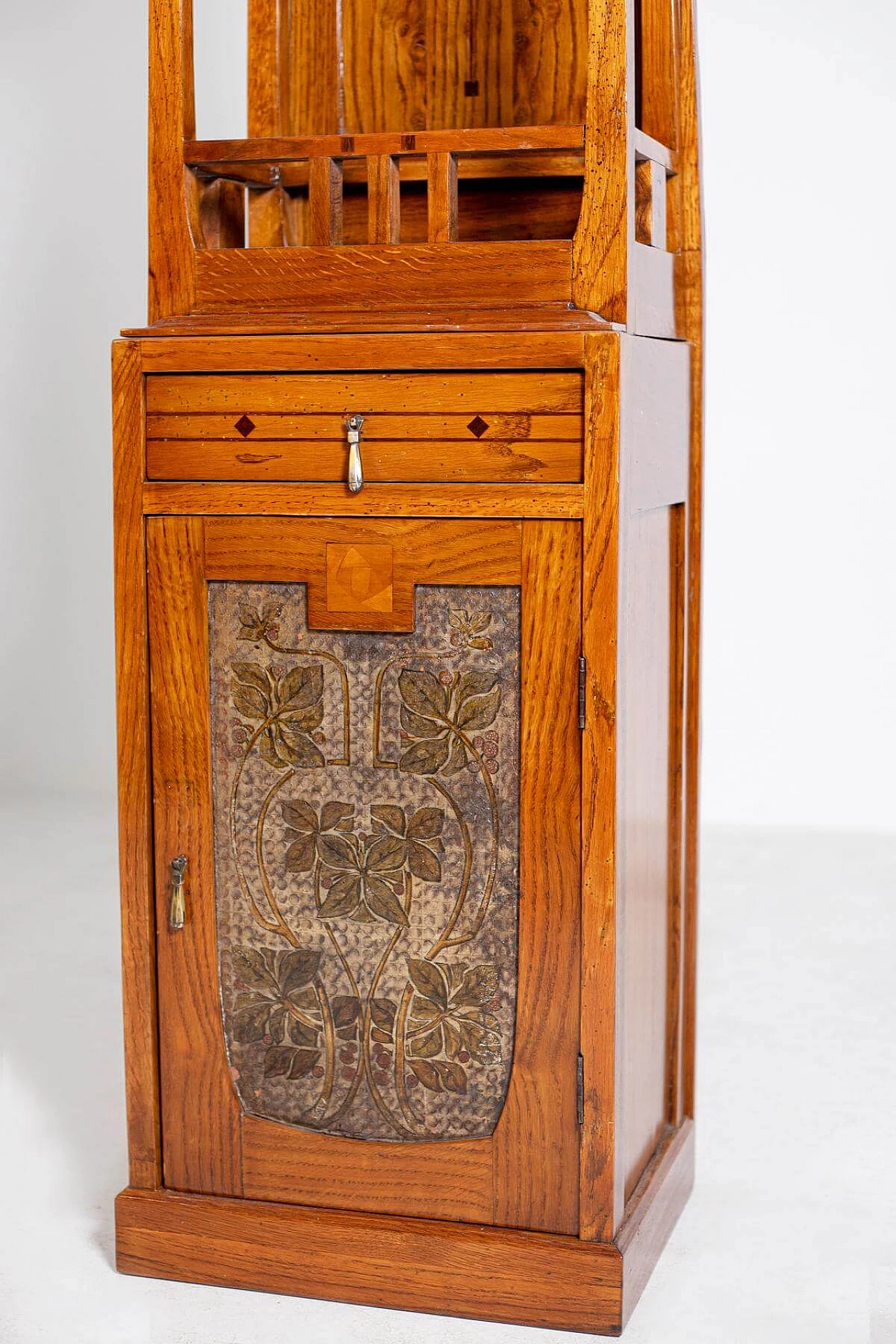 Mobile armadio in legno intagliato in stile Art Nouveau, del '900 1403428