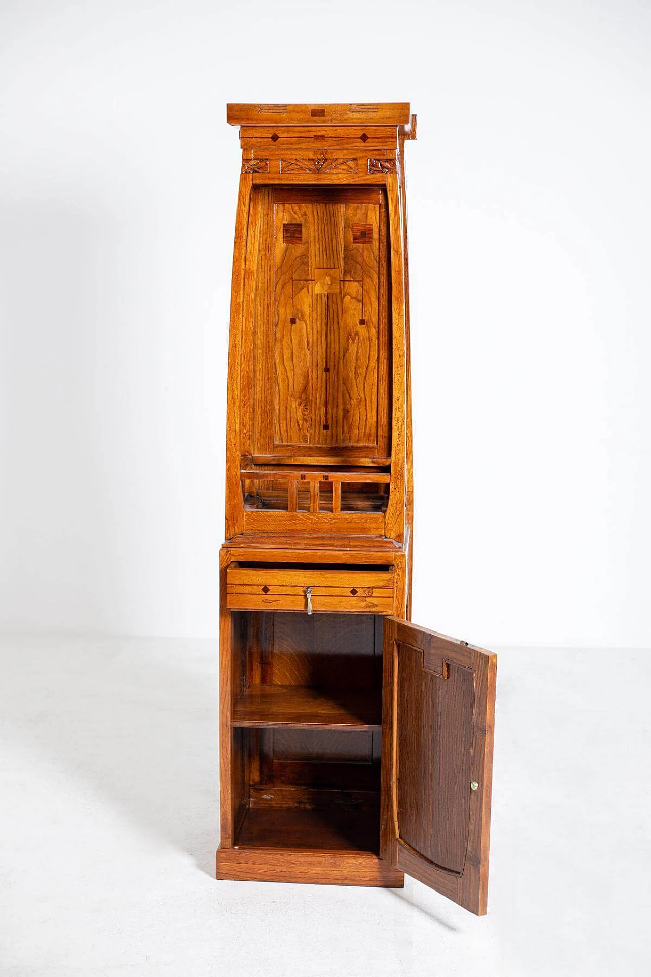 Mobile armadio in legno intagliato in stile Art Nouveau, del '900 1403433