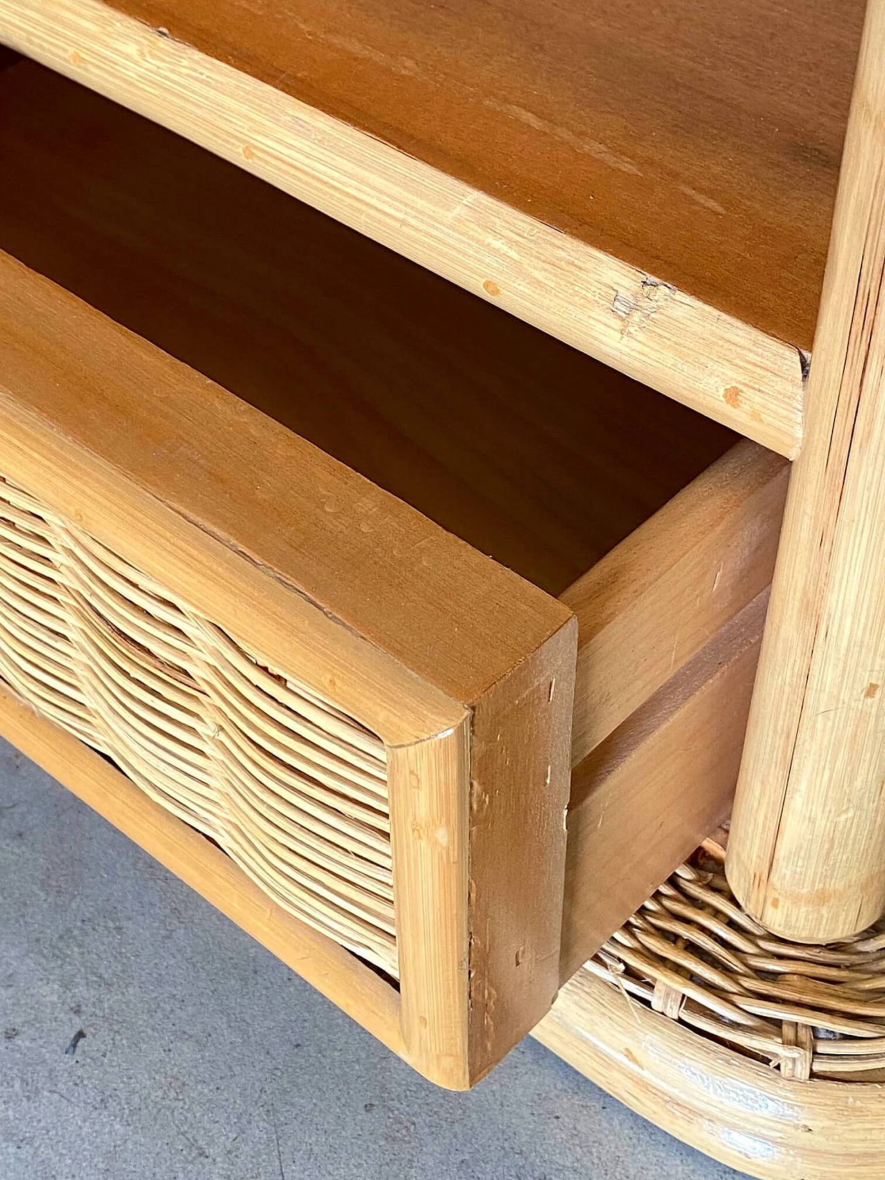 Pair of bedside tables in wicker and bamboo, 80s 1404187