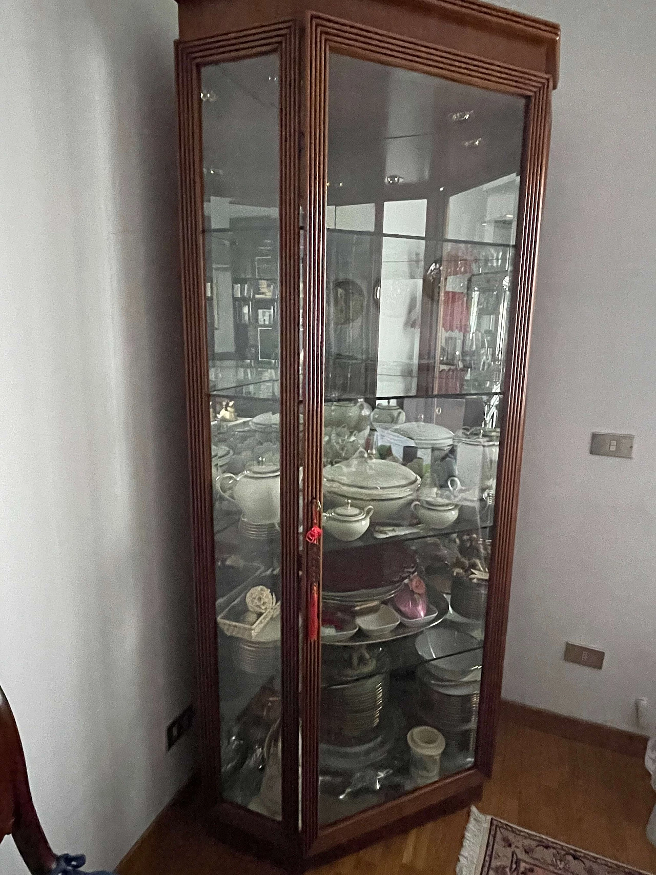 Vetrinetta ad angolo con luci interne, anni '80 1404991