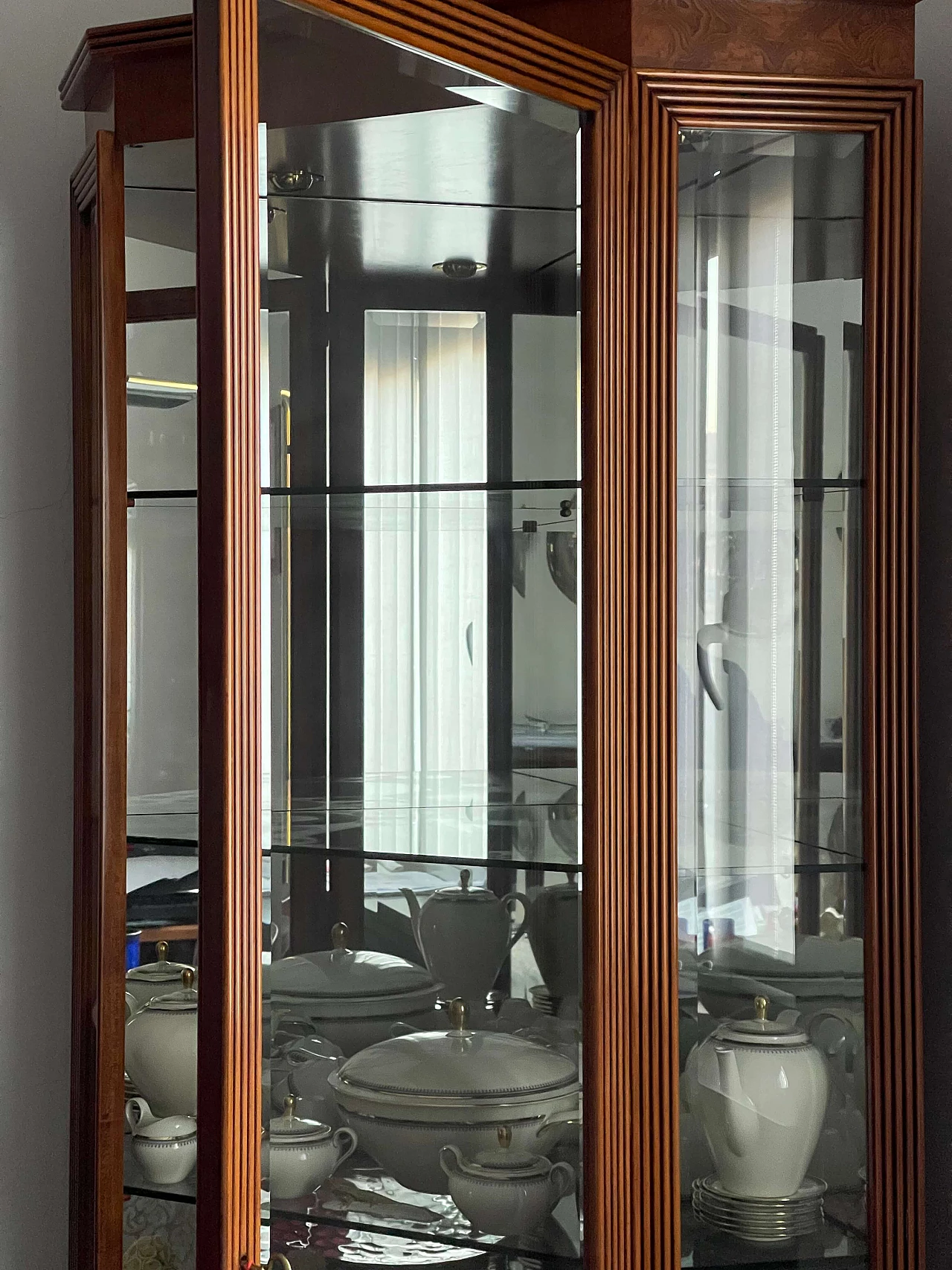 Vetrinetta ad angolo con luci interne, anni '80 1404992