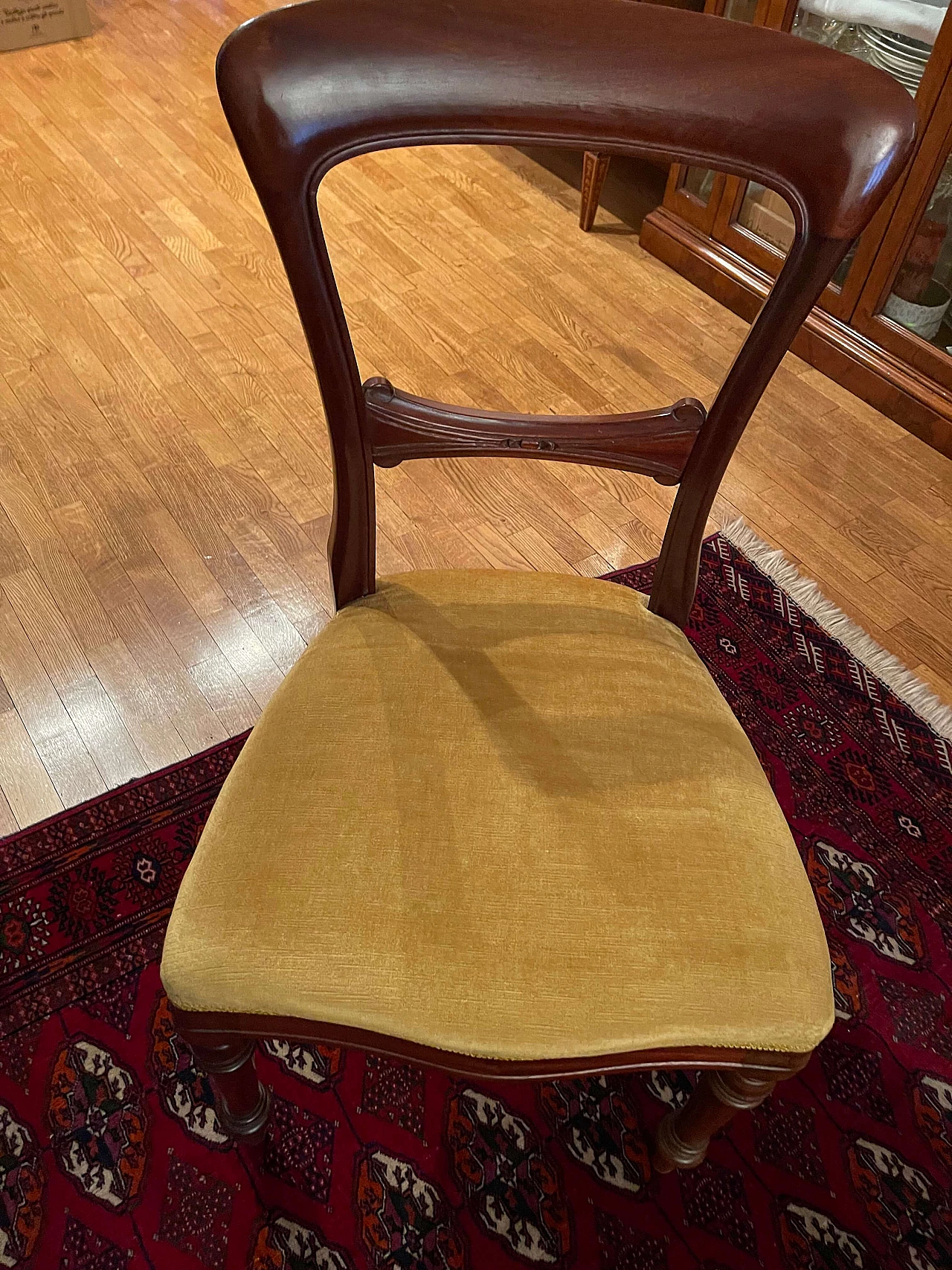 English-style chair with yellow velvet seat, 1980s 1404994