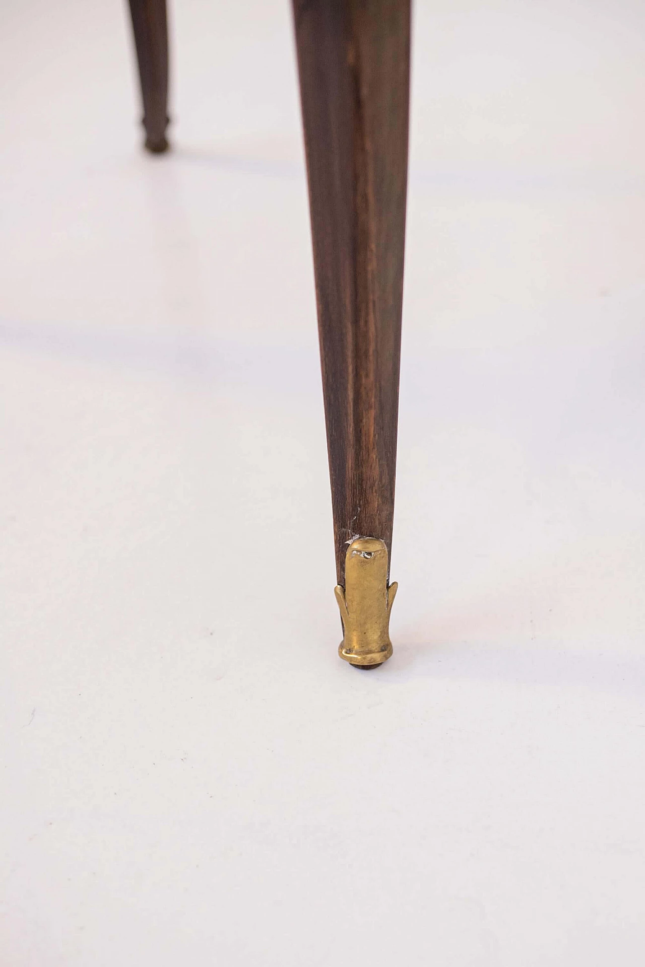 Tavolino in legno e ottone a due ripiani, anni '50 1405189