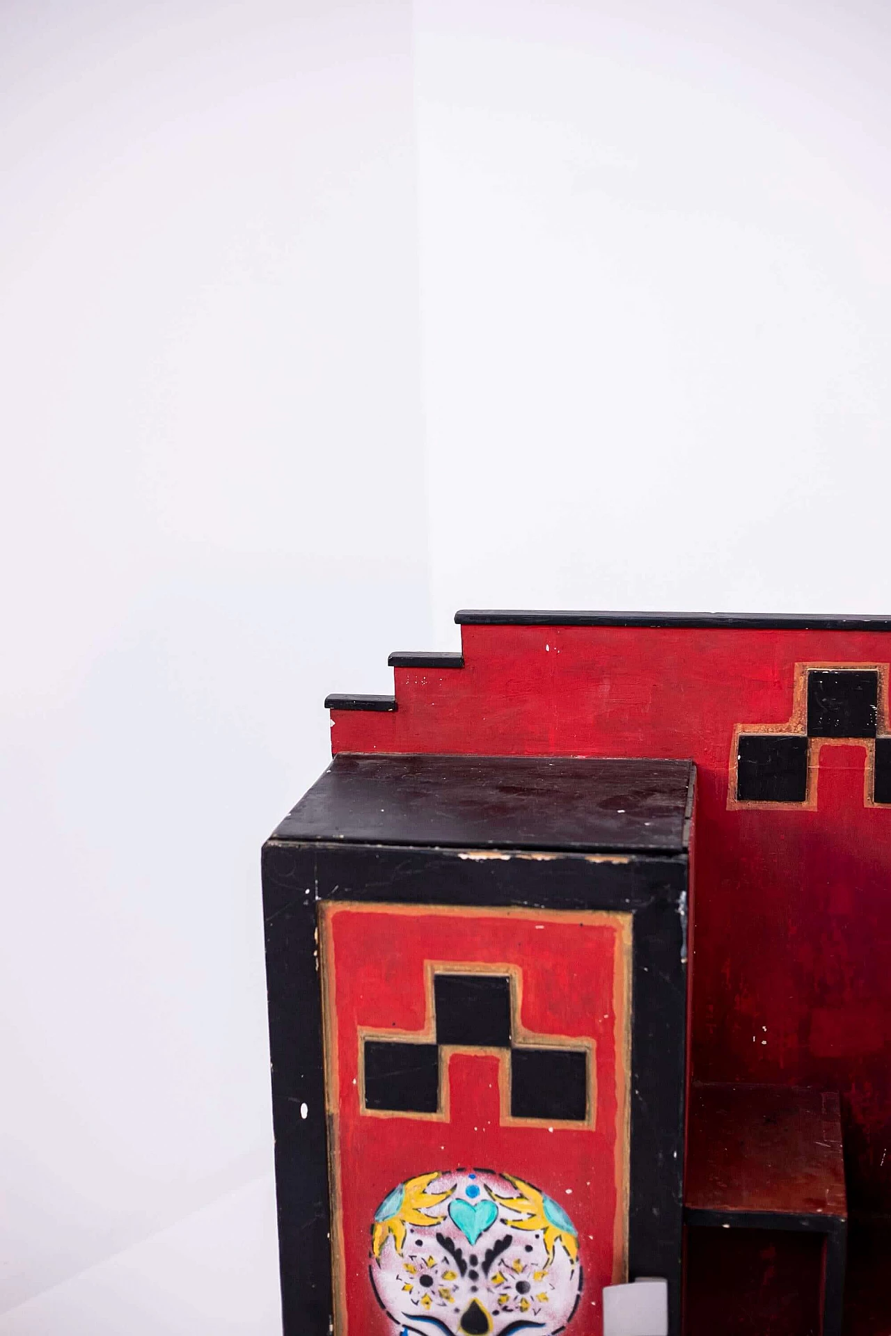 Armadietto futurista in legno rosso con applicazioni, anni '20 1405193