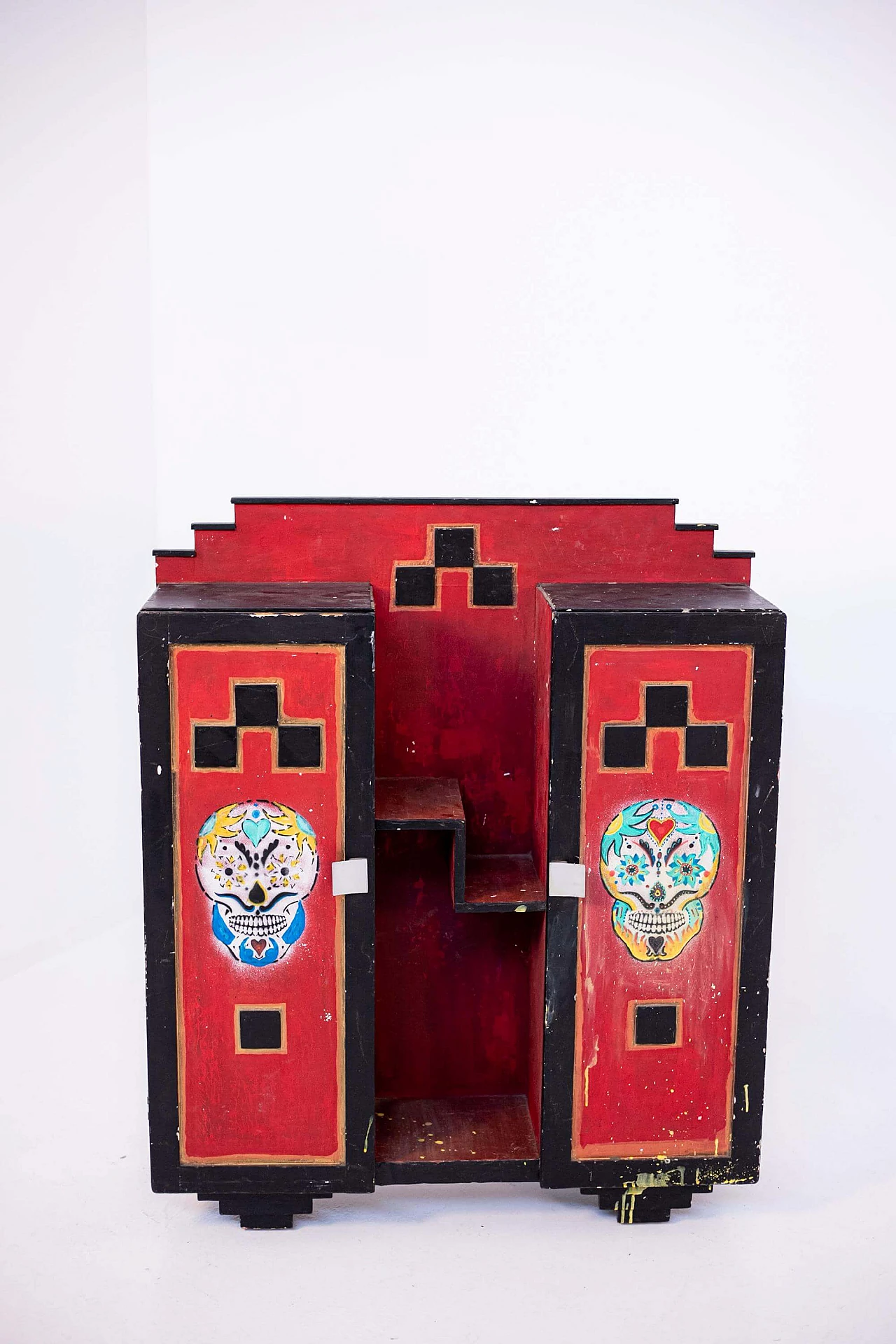 Armadietto futurista in legno rosso con applicazioni, anni '20 1405197