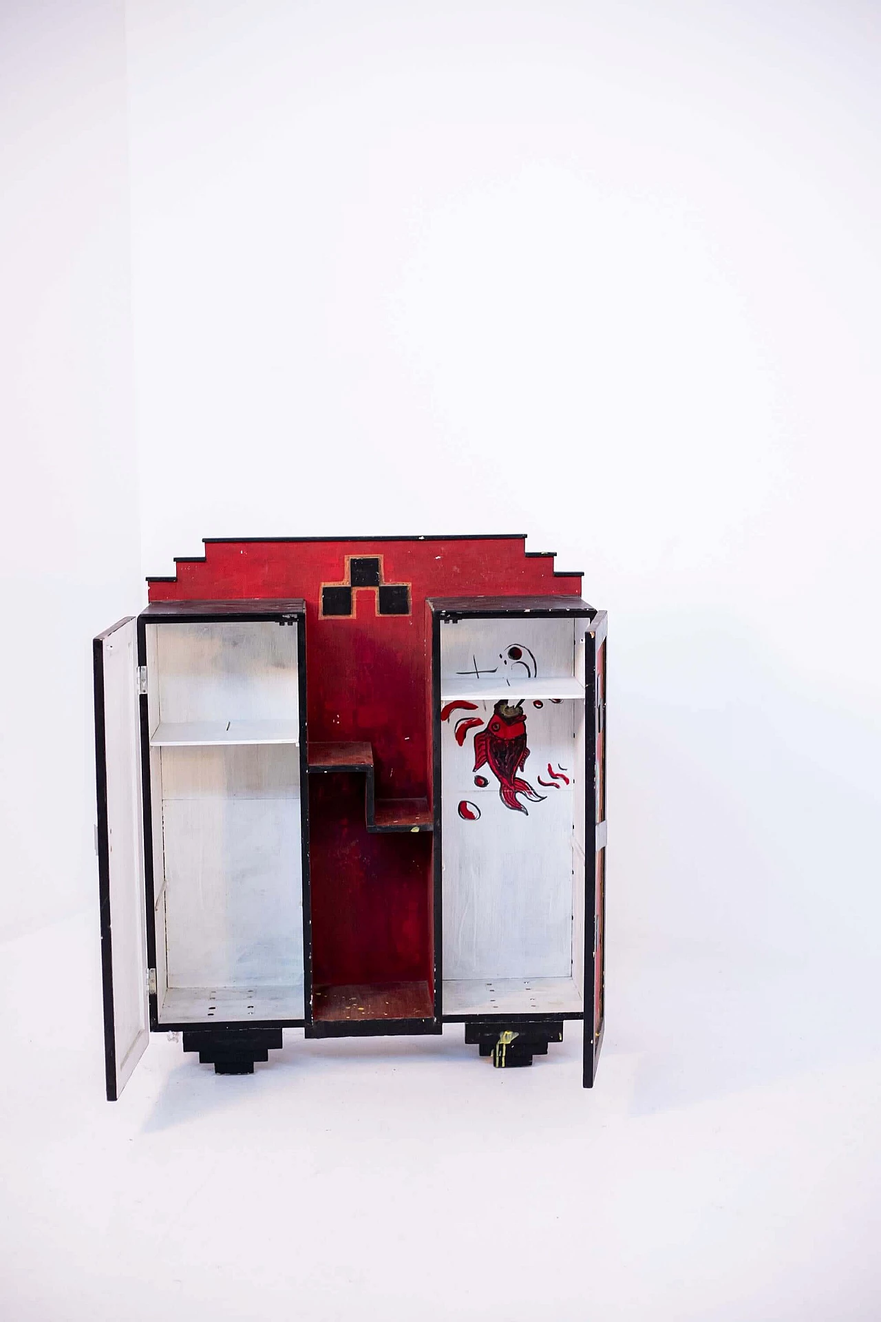 Armadietto futurista in legno rosso con applicazioni, anni '20 1405200