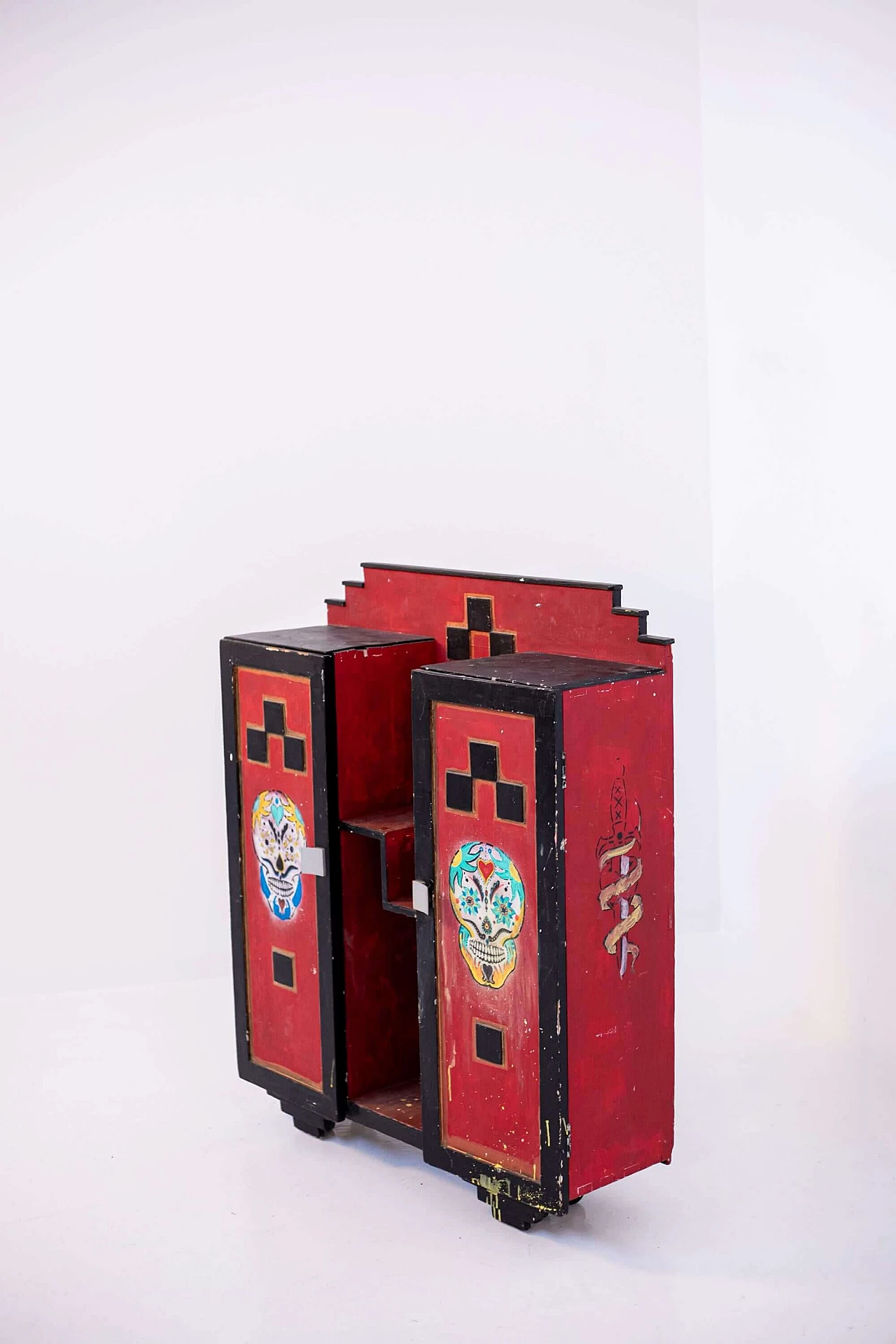 Armadietto futurista in legno rosso con applicazioni, anni '20 1405202