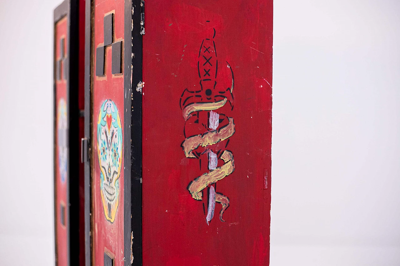 Armadietto futurista in legno rosso con applicazioni, anni '20 1405203