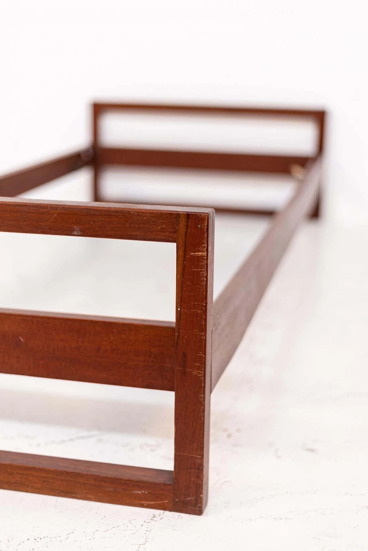 Gianfranco Frattini walnut single bed, 1950s 1405388