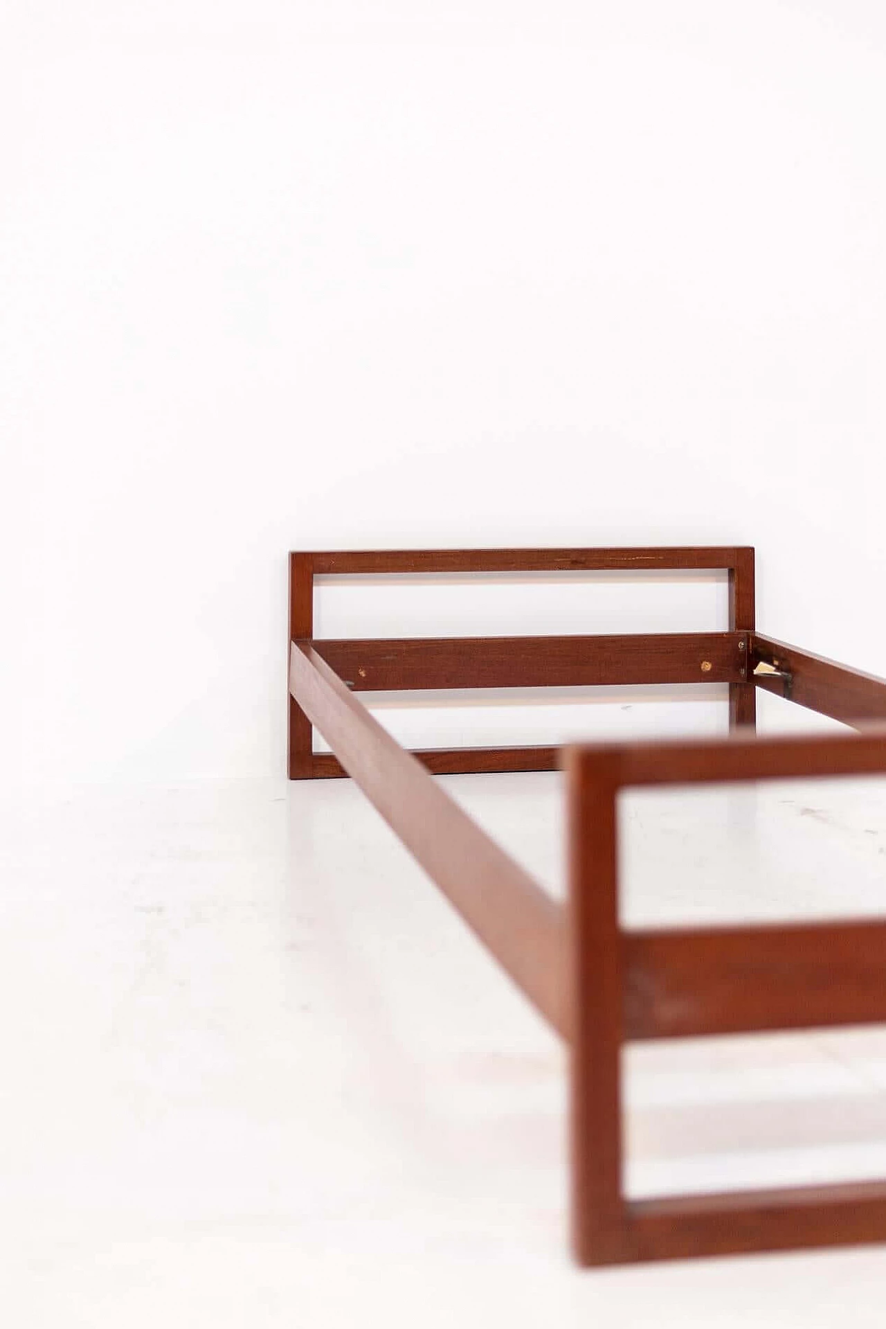 Gianfranco Frattini walnut single bed, 1950s 1405392