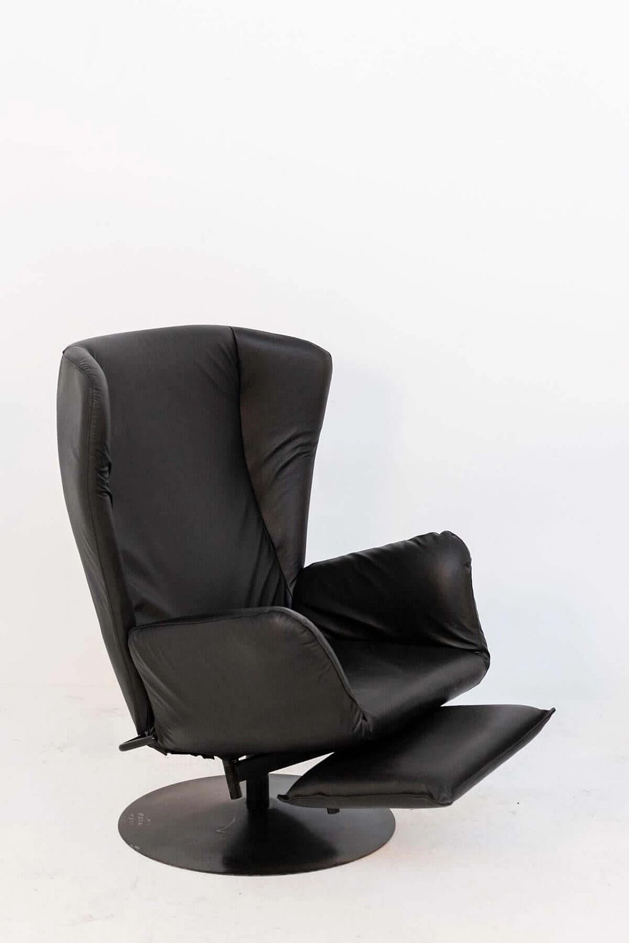 Pair of black leather armchairs with footrest cushion, 1970s 1405535