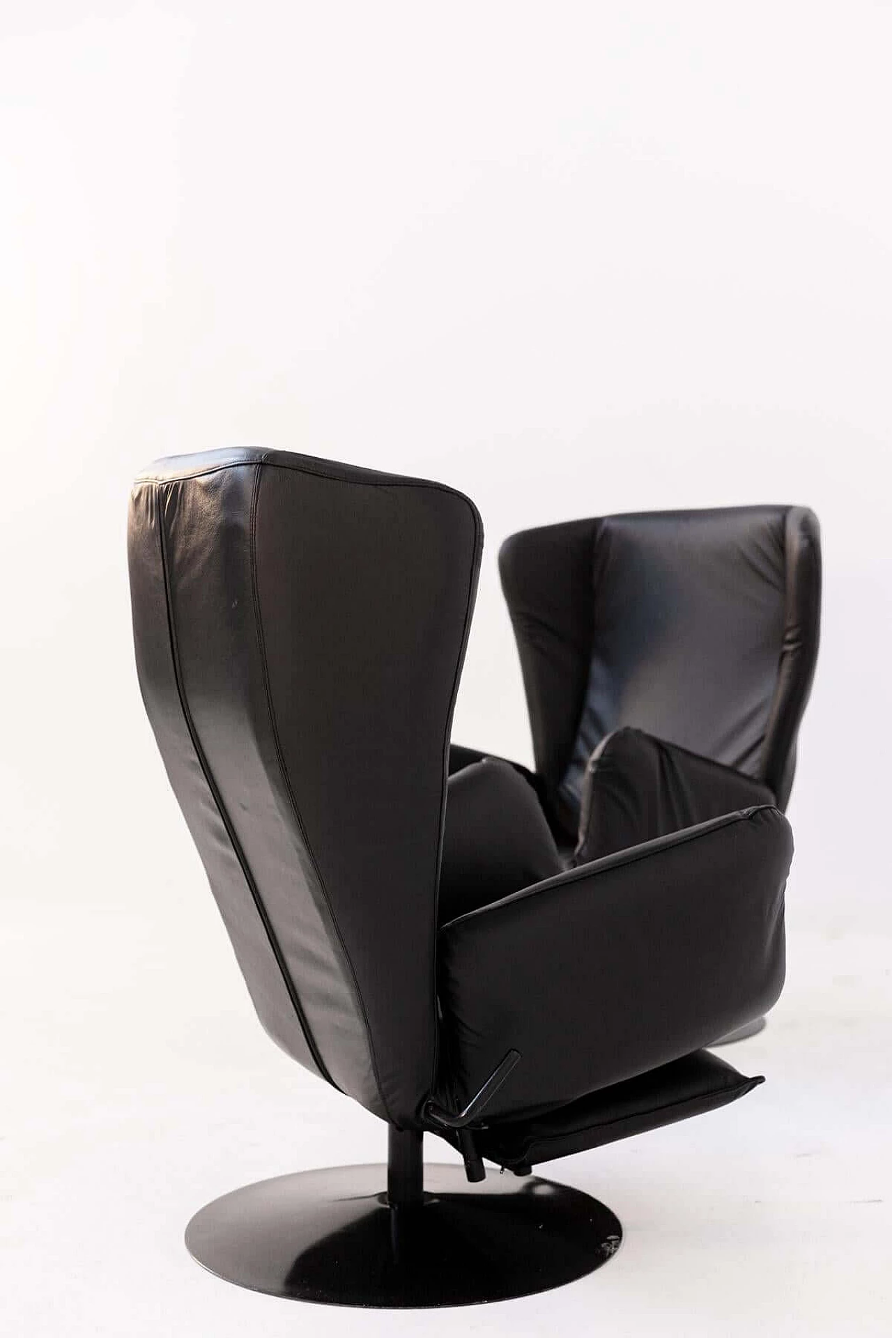 Pair of black leather armchairs with footrest cushion, 1970s 1405536