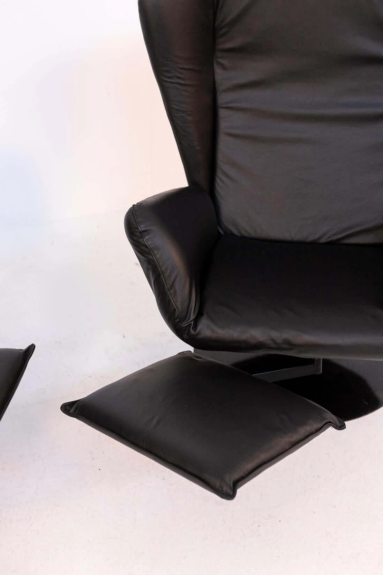 Pair of black leather armchairs with footrest cushion, 1970s 1405540