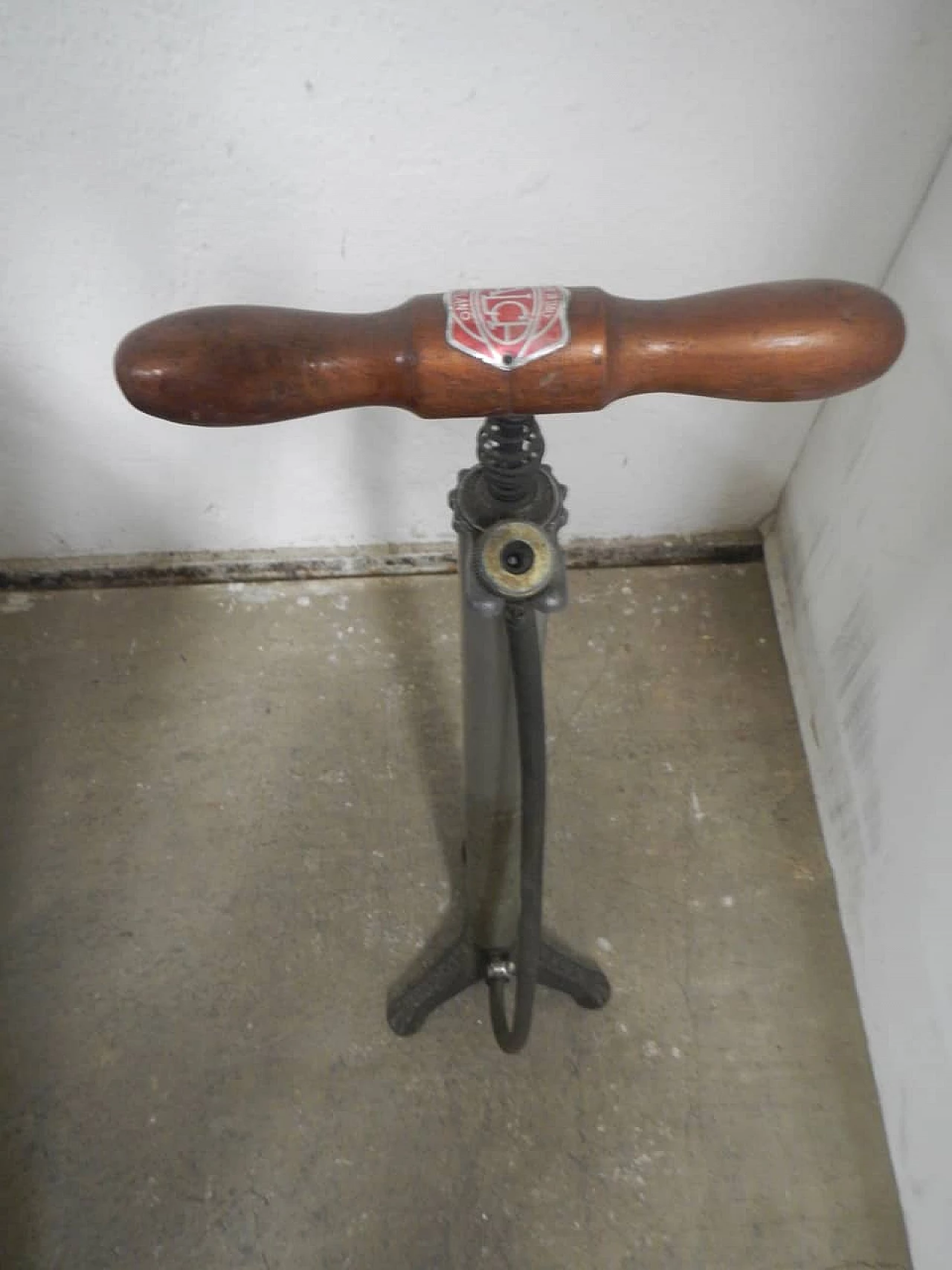 Bicycle pump in cast iron and wood by Pompe Salca Milano, 1950s 1406227
