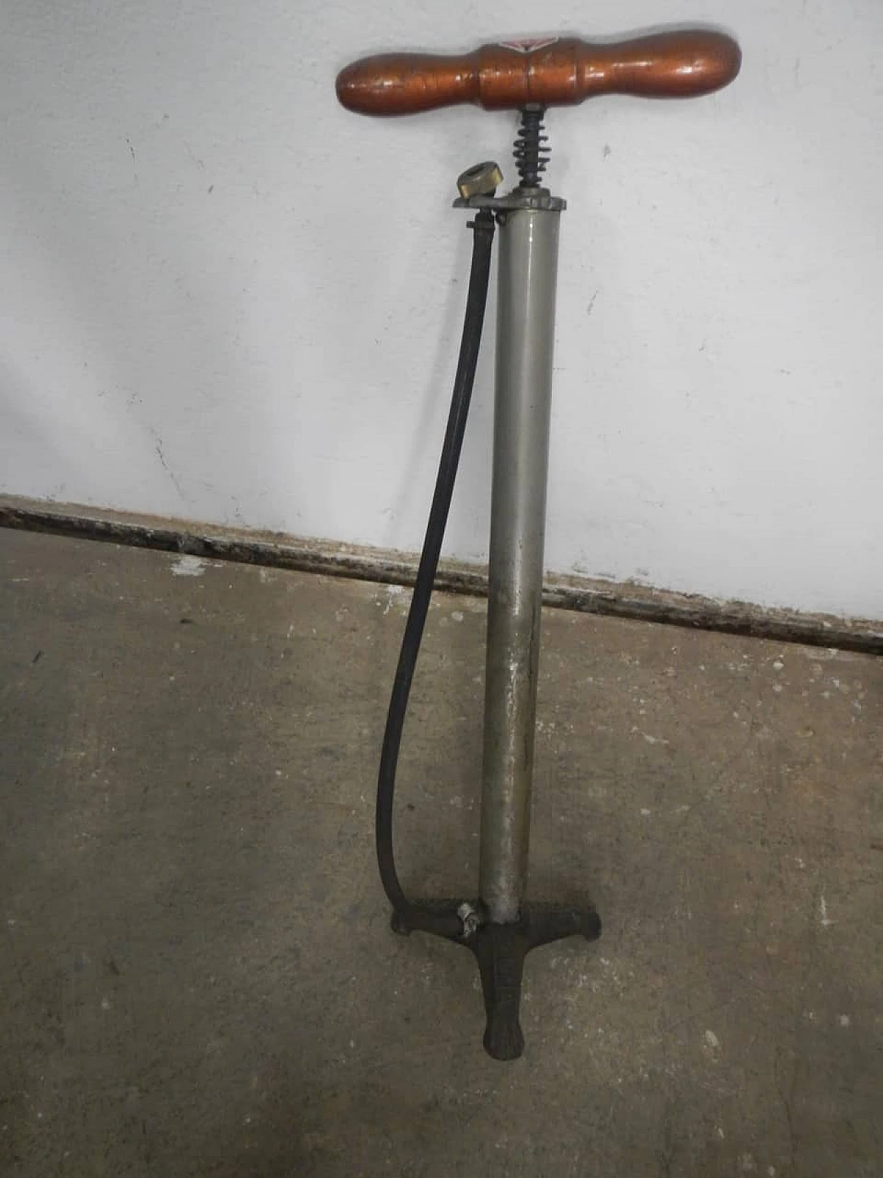 Bicycle pump in cast iron and wood by Pompe Salca Milano, 1950s 1406229
