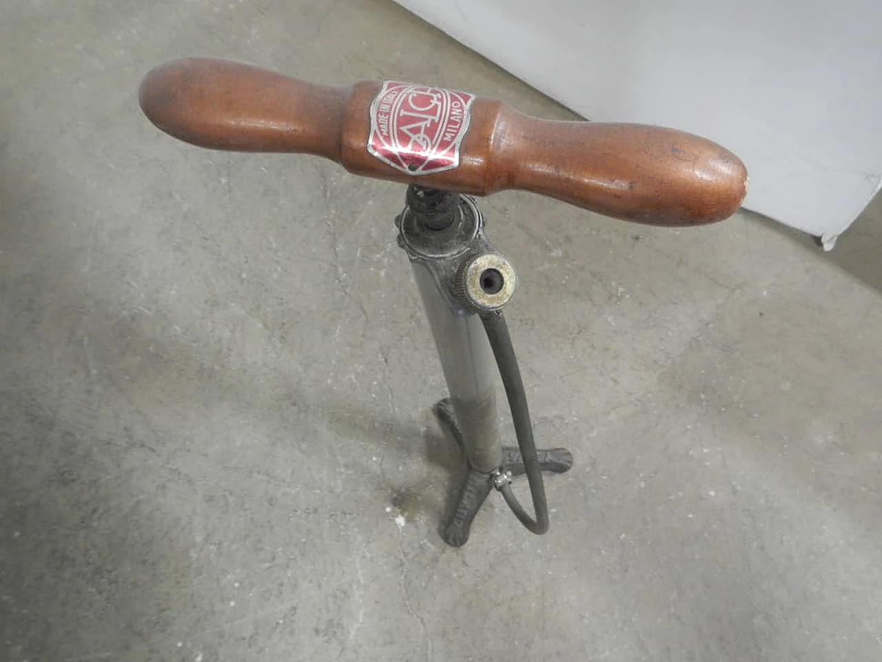 Pompa per bicicletta in ghisa e legno di Pompe Salca Milano, anni '50 1406232