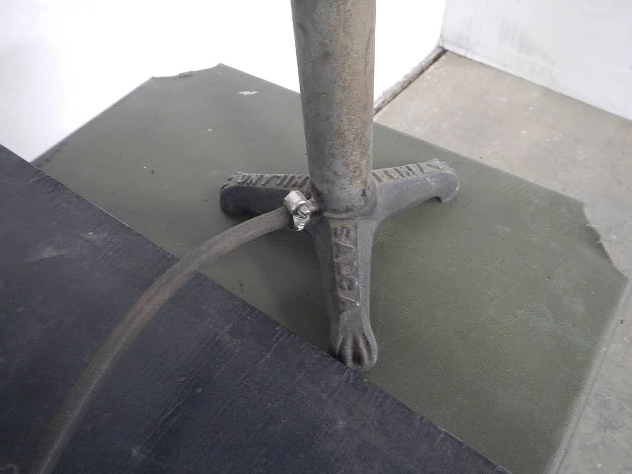 Bicycle pump in cast iron and wood by Pompe Salca Milano, 1950s 1406235