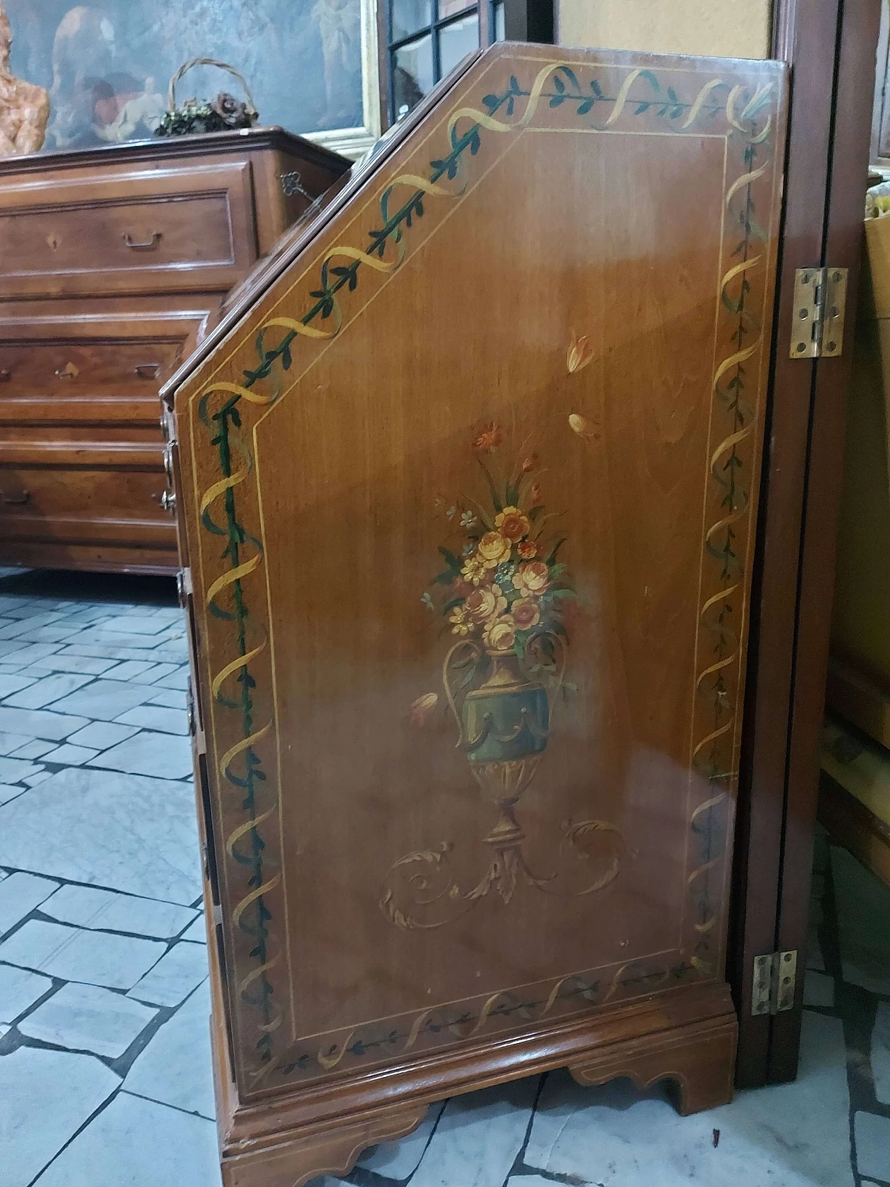 Heppelwhite writing desk with cove, 19th century 1406311