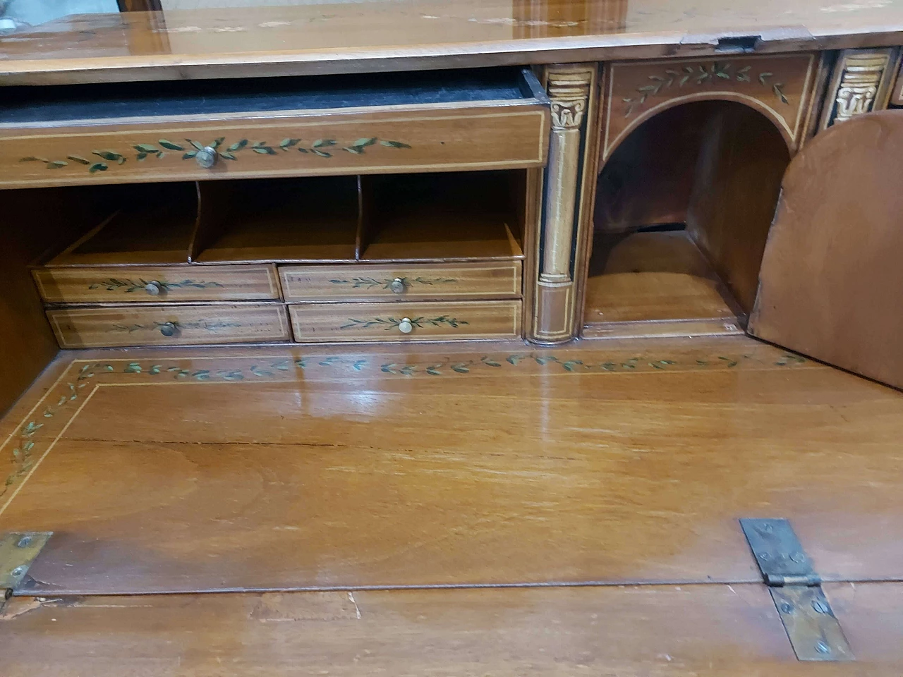 Heppelwhite writing desk with cove, 19th century 1406314