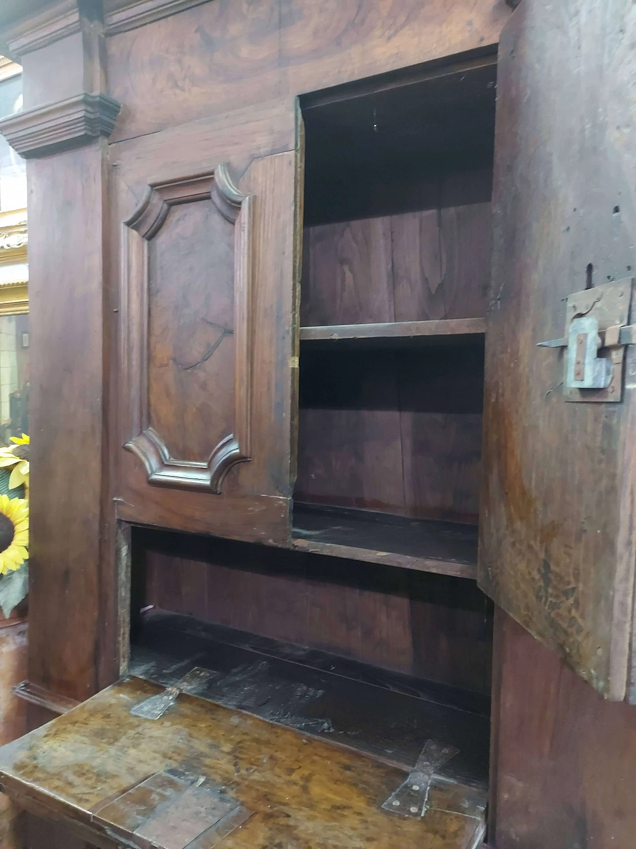 Solid walnut sideboard from the Louis XIV period, 18th century 1406318