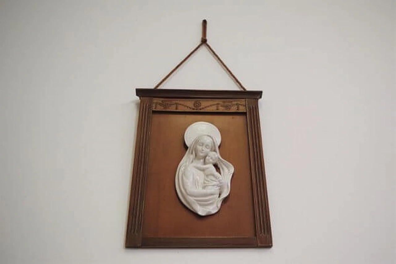 Madonna col Bambino in ceramica entro cornice di legno intagliato, anni '50 1406784