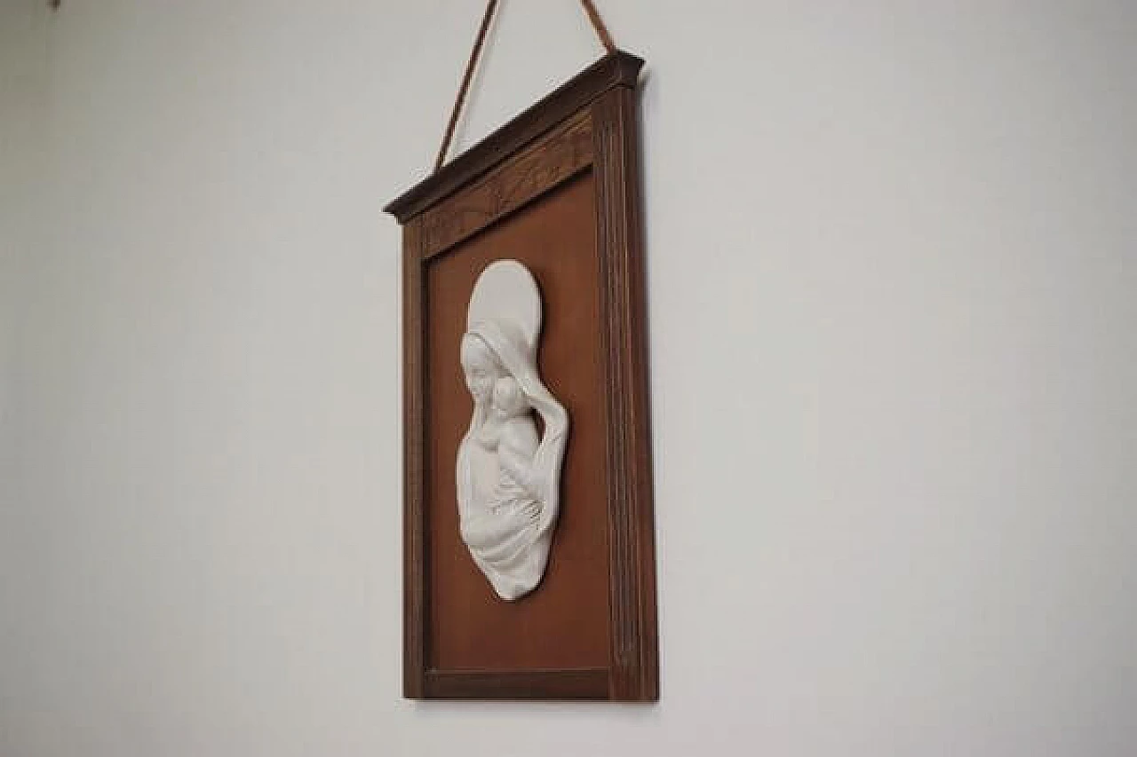 Madonna col Bambino in ceramica entro cornice di legno intagliato, anni '50 1406788