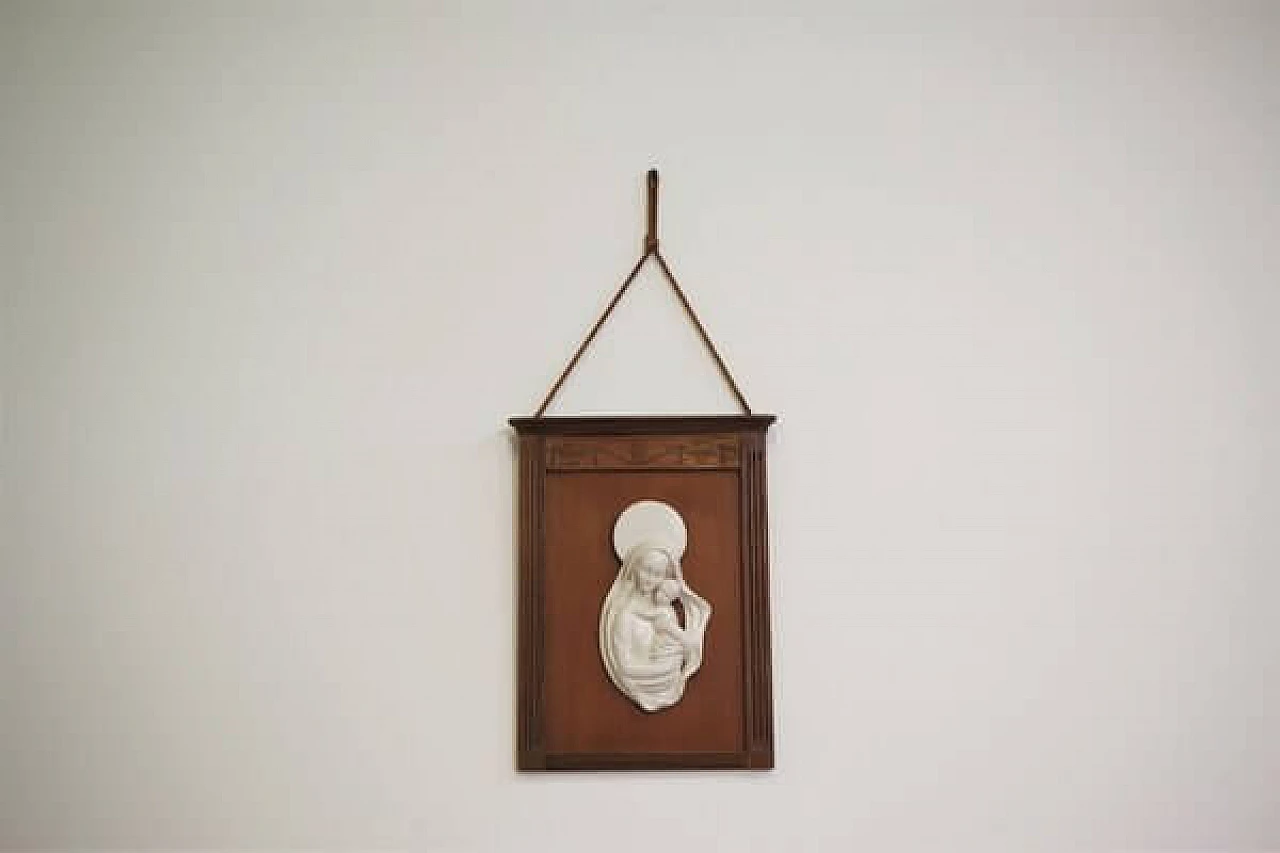Madonna col Bambino in ceramica entro cornice di legno intagliato, anni '50 1406790