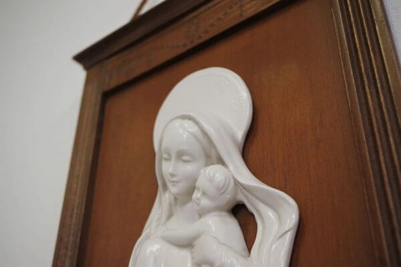 Madonna col Bambino in ceramica entro cornice di legno intagliato, anni '50 1406799