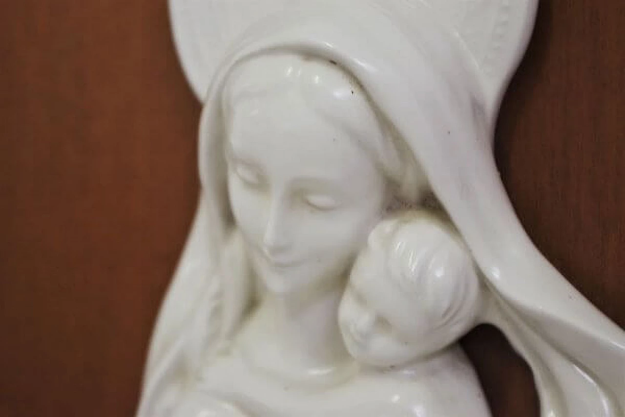 Madonna col Bambino in ceramica entro cornice di legno intagliato, anni '50 1406806