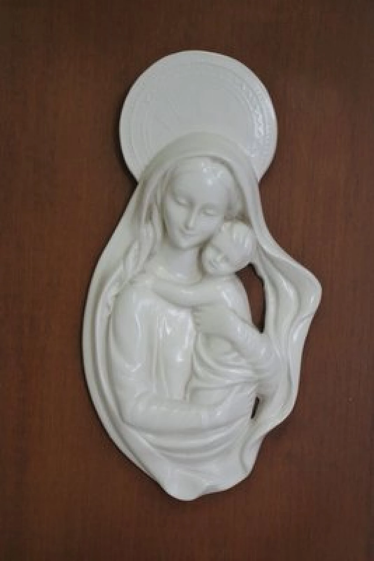 Madonna col Bambino in ceramica entro cornice di legno intagliato, anni '50 1406808